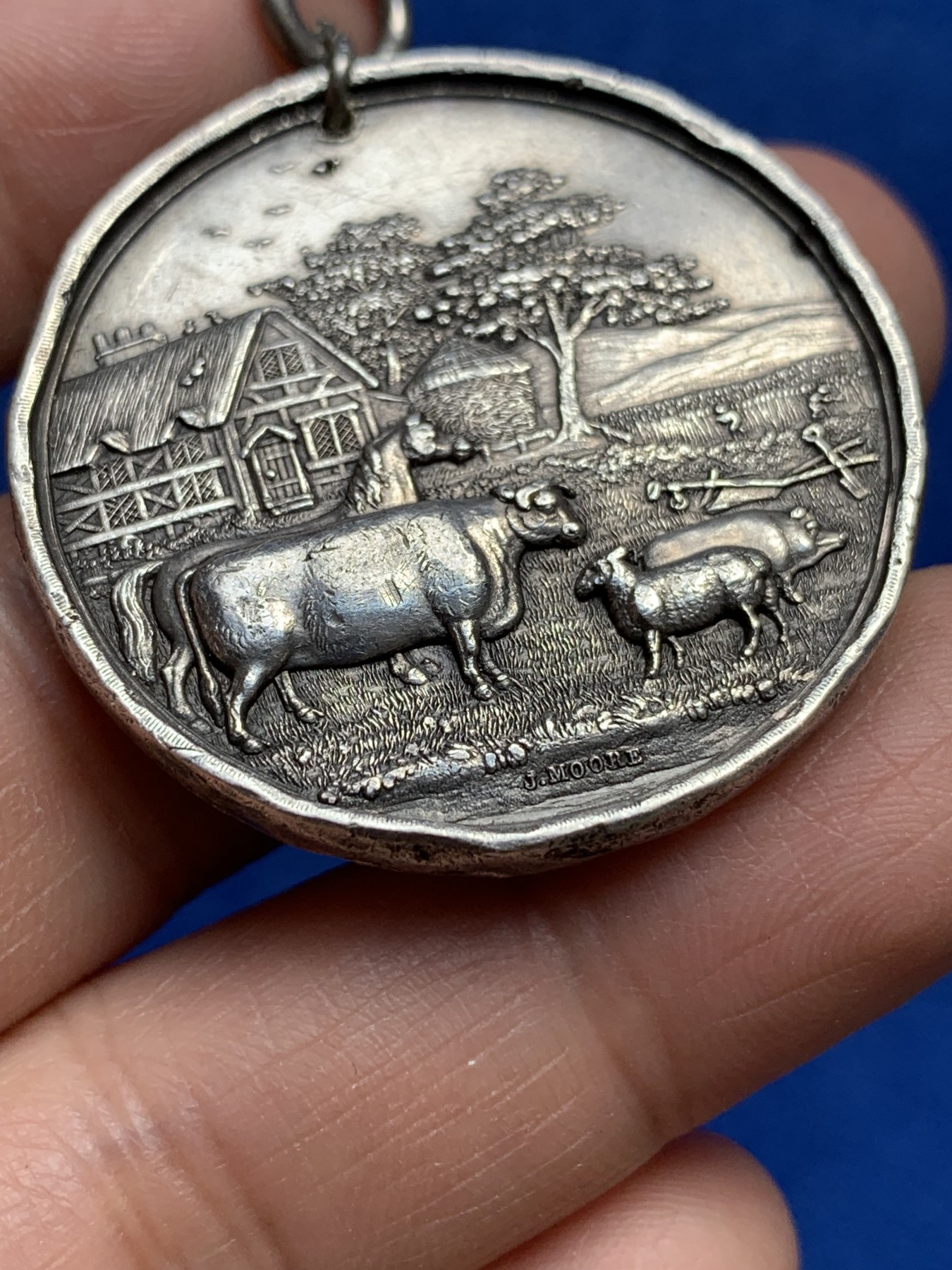 《竞宝斋》第244场-周日，周一 新年开场 (全场包邮) 英国OSWESTRY奥斯威瑞圣诞肥牛展银章 畜牧展会奖章 未刻名 欧洲小镇田园农场风光 38.2mm 25.33g