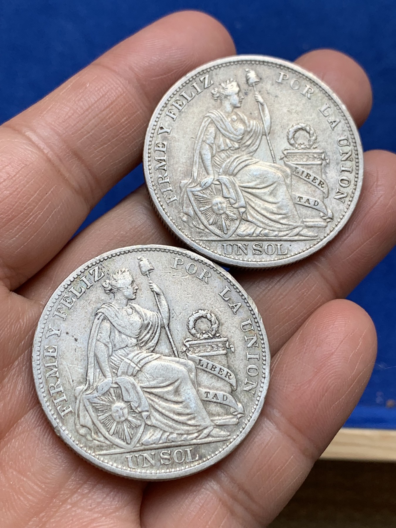 《竞宝斋》第244场-周日，周一 新年开场 (全场包邮) 2枚一组 秘鲁1893/1894年1比索高银银币，坐姿女神面容清楚，立体磨损少。喜欢的不要错过了