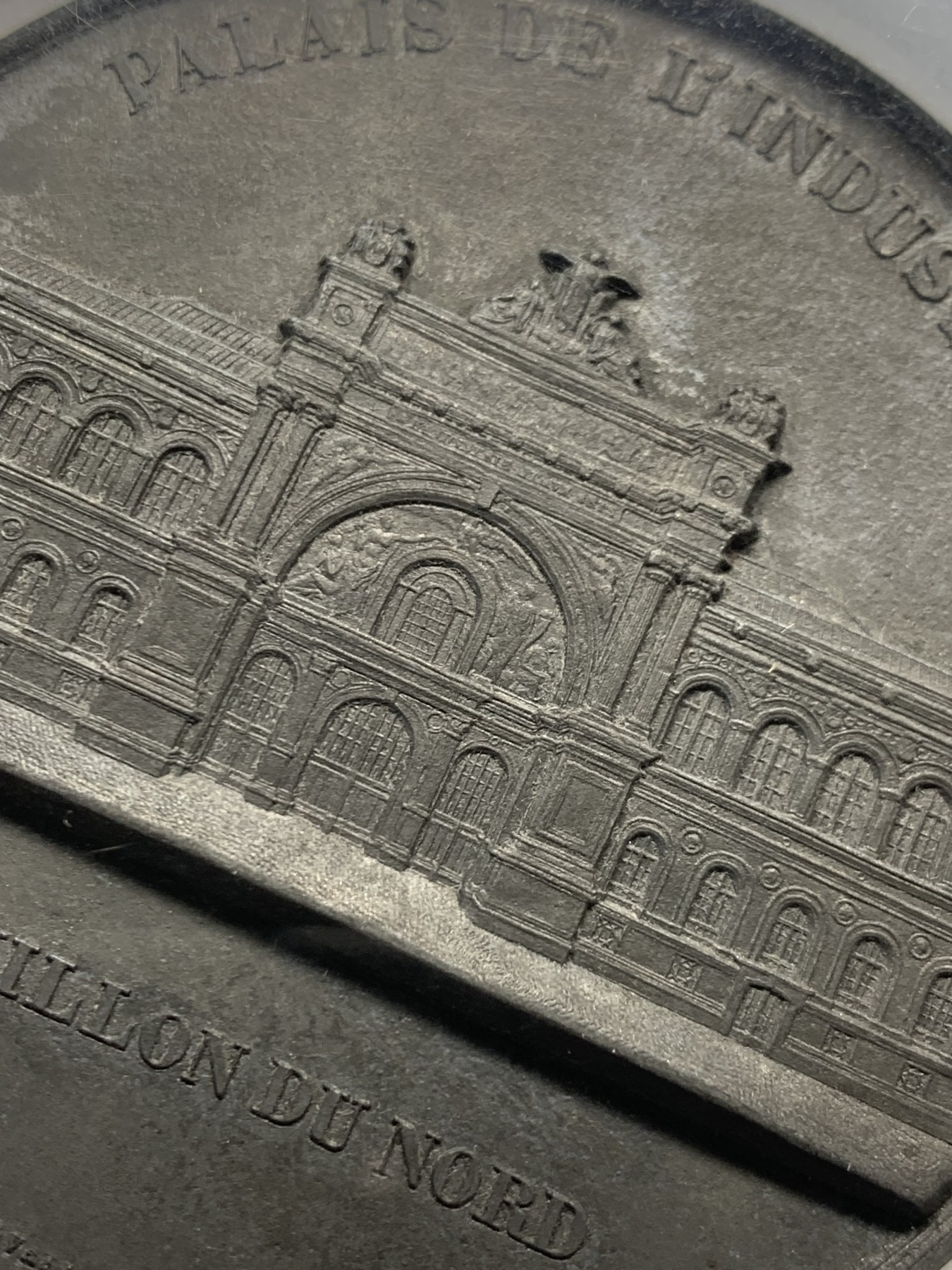 《竞宝斋》第244场-周日，周一 新年开场 (全场包邮) NGC MS62 法国第二届世博会主场馆尤尼金馆落成仪式纪念锌章 大盒装 保存不易 68mm大规格