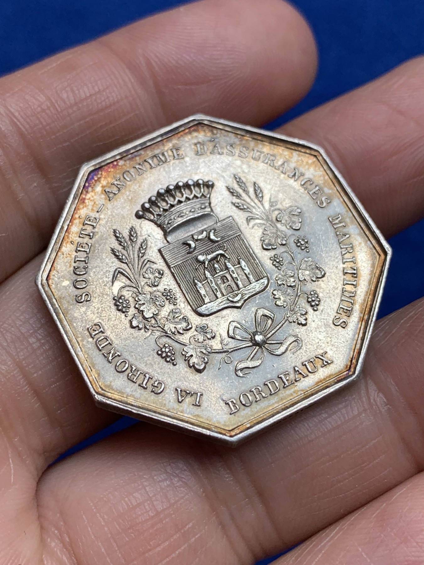 《竞宝斋》第244场-周日，周一 新年开场 (全场包邮) 法国1844年 波尔多吉伦特海事安全协会八角银质代用币，名誉品 景观生动，品相一流，手指边铭，绚丽五彩包浆，34.5mm，18.84g