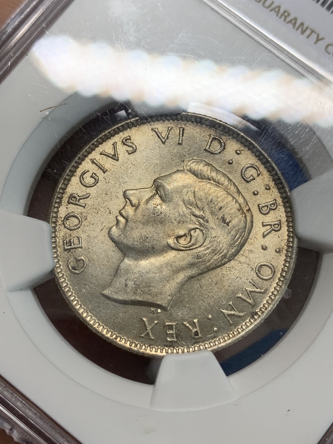 《竞宝斋》第244场-周日，周一 新年开场 (全场包邮) NGC MS62 英国1945年乔治六世2先令银币 原光五彩 状态一流