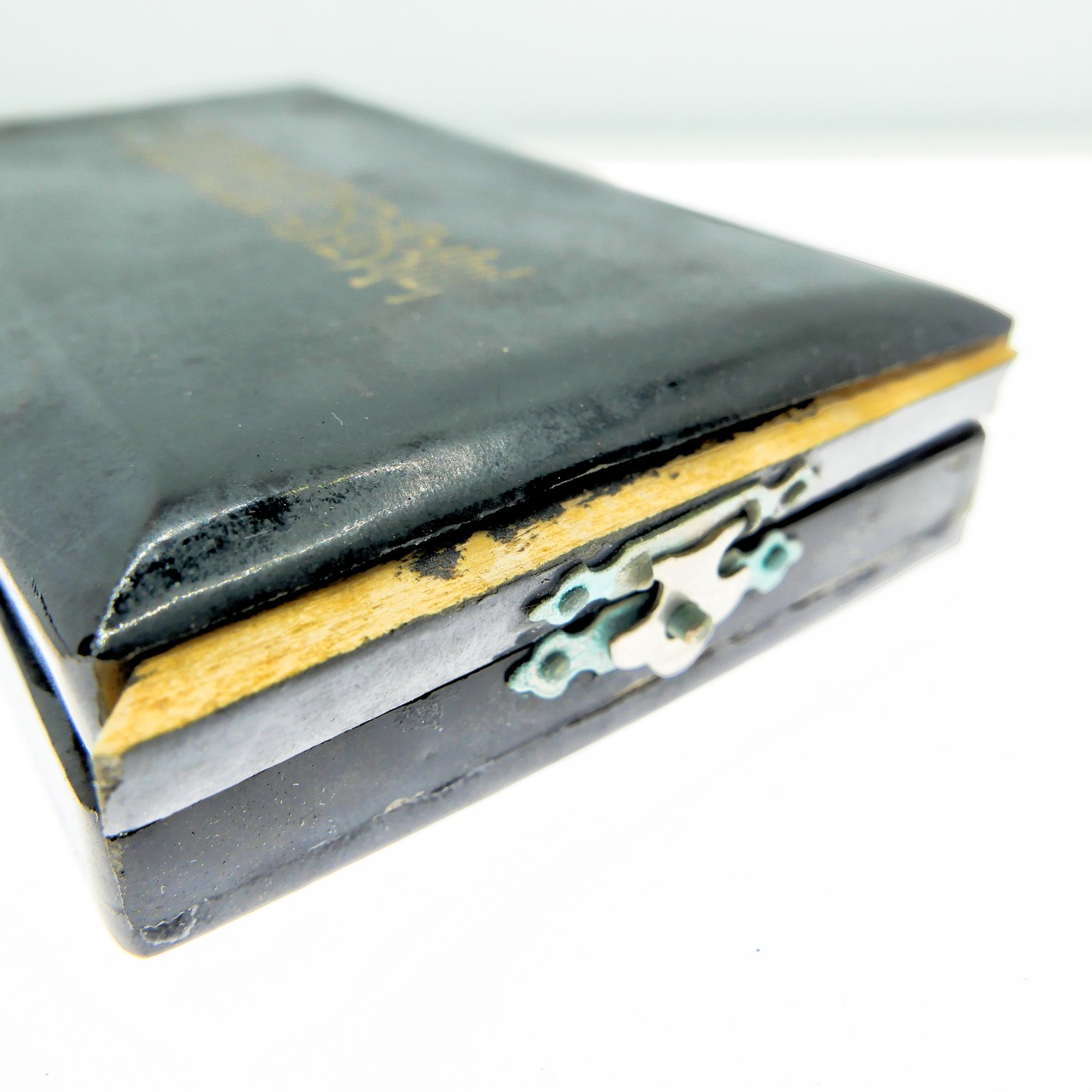 勋章奖章交易所3月9日拍卖 伪满建国功劳章，包括少见的原纸盒，军医中佐