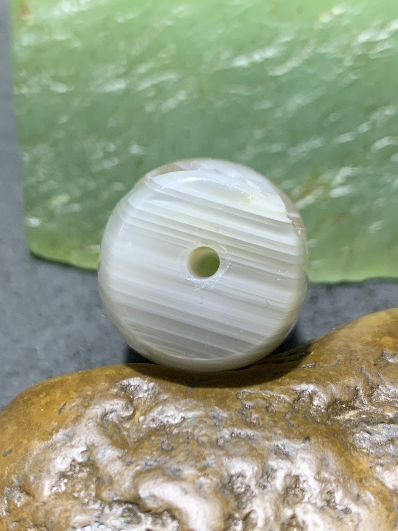 精美亚光高玉化千层纹巴西玛瑙手工雕刻鹦鹉大桶珠一个！