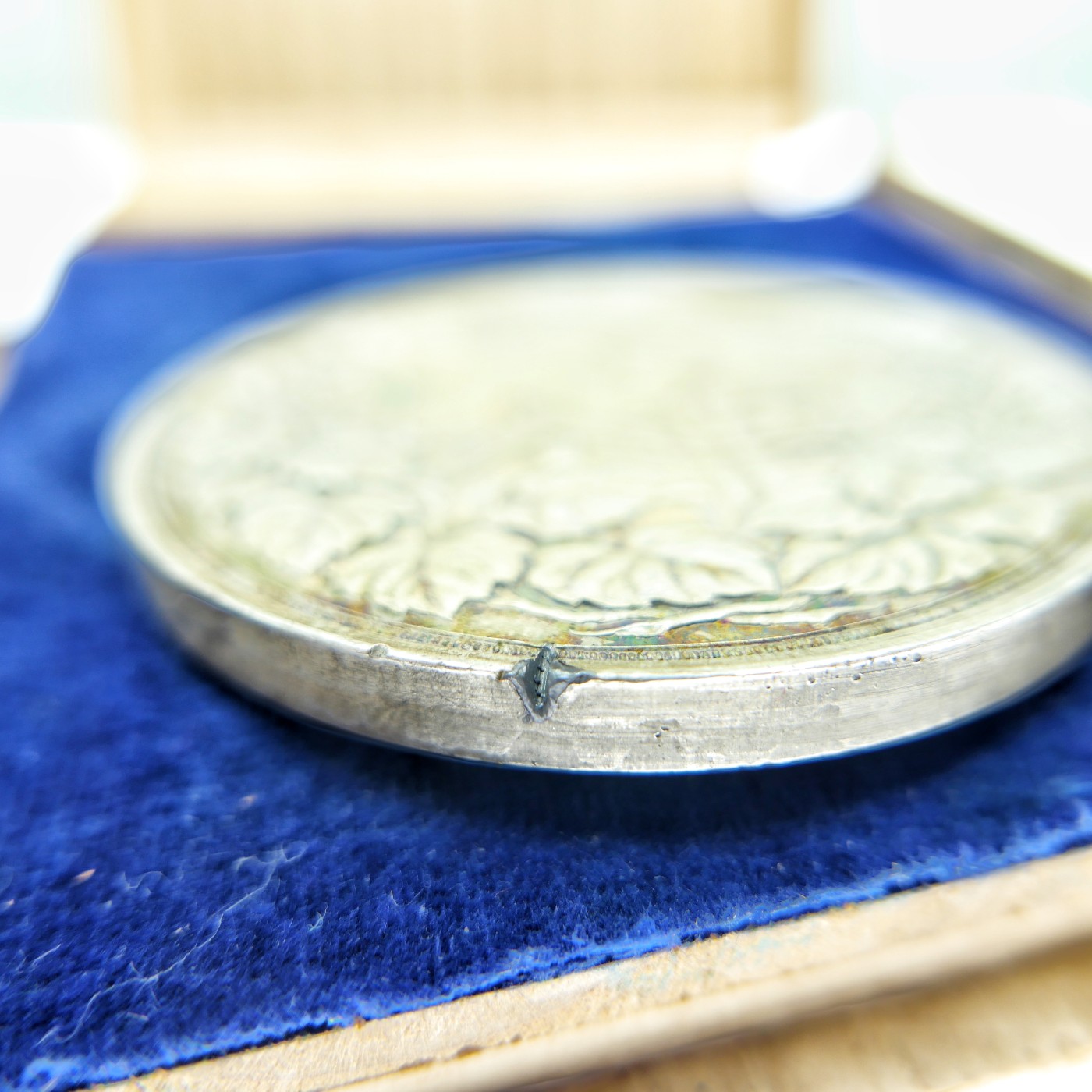 勋章奖章交易所3月9日拍卖 日本五二共进会日俄战争纪念章牌。大尺寸镀银，木盒散架可自行修复