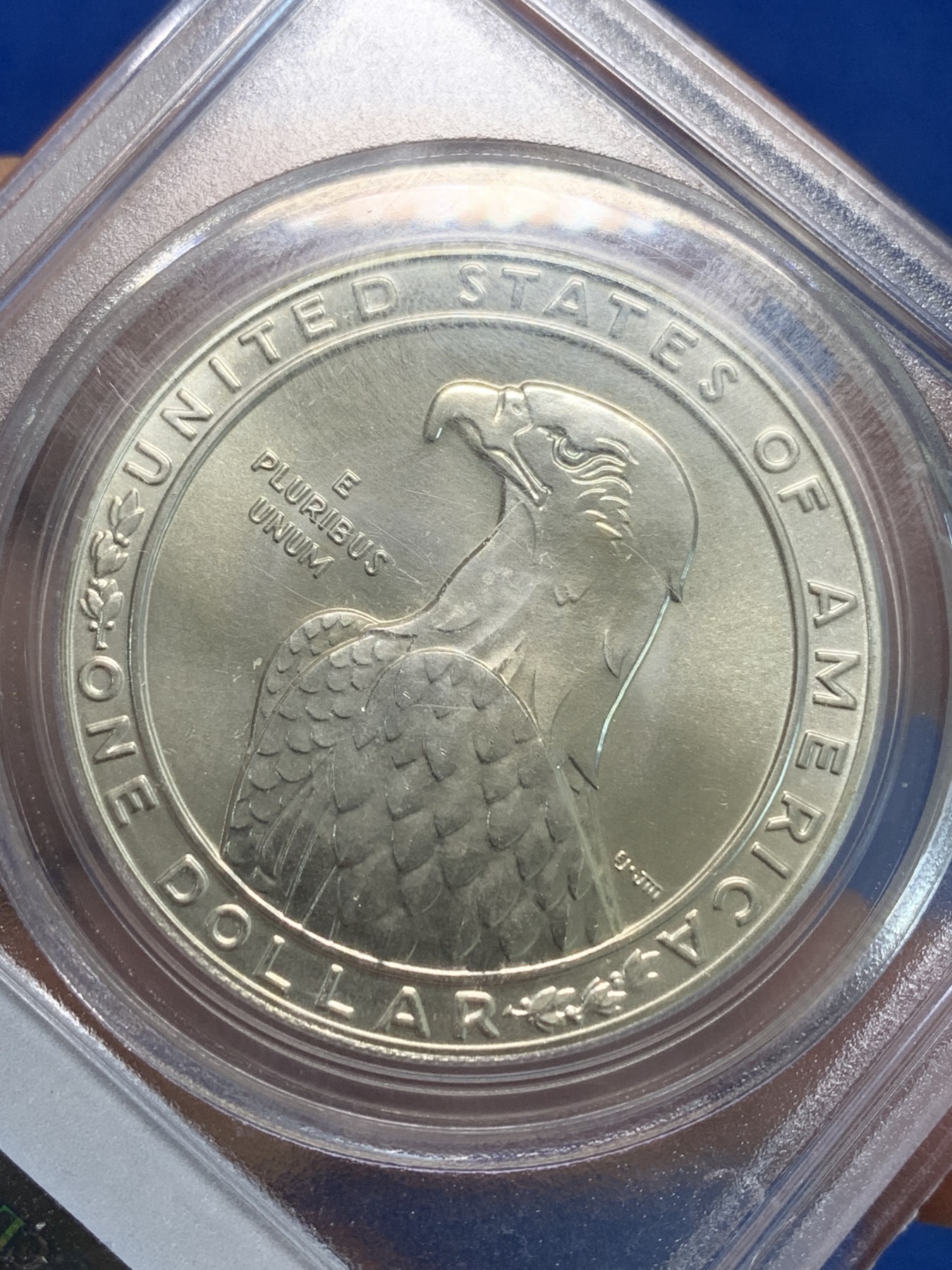 《竞宝斋》第244场-周日，周一 新年开场 (全场包邮) PCGS MS69 美国1983年D版洛杉矶奥运会掷铁饼/雄鹰1美元纪念银币，磨砂普制版，状态极佳，PC早期经典小白盒老盒无官网图，更高评级数量才52枚。