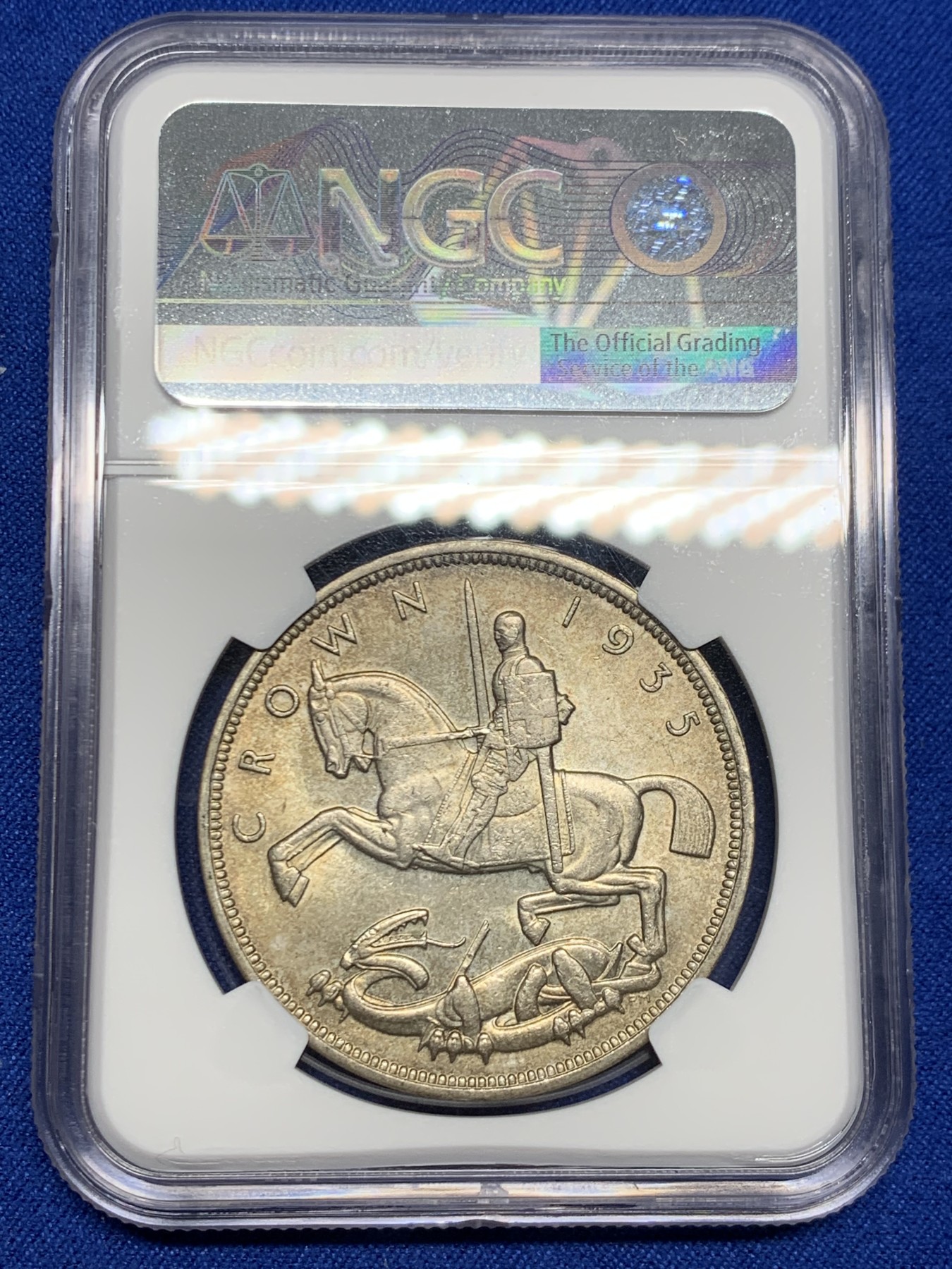 《竞宝斋》第244场-周日，周一 新年开场 (全场包邮) NGC MS63 英国 1935年 乔治五世木马马剑 1克朗 银币（唯一不同造型的马剑银币，五彩包浆浑厚大气）