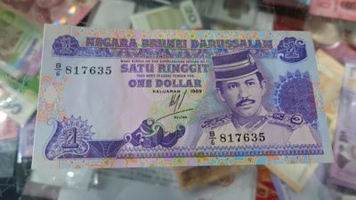 【世界钱币】精选微拍第94期暨2024年第五期 评级币裸钞场 1989年文莱1元 全新绝品无4尾号635