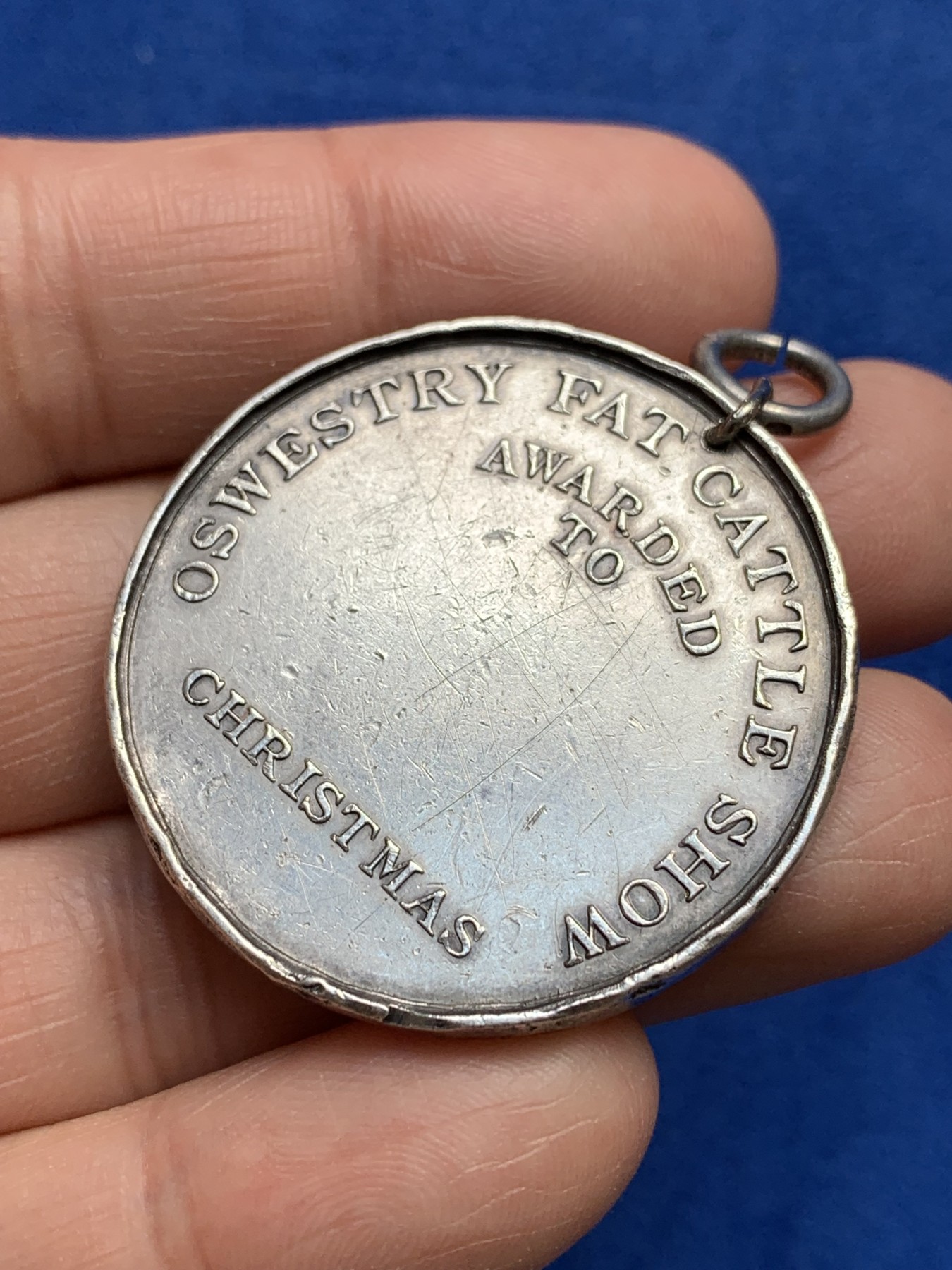 《竞宝斋》第244场-周日，周一 新年开场 (全场包邮) 英国OSWESTRY奥斯威瑞圣诞肥牛展银章 畜牧展会奖章 未刻名 欧洲小镇田园农场风光 38.2mm 25.33g