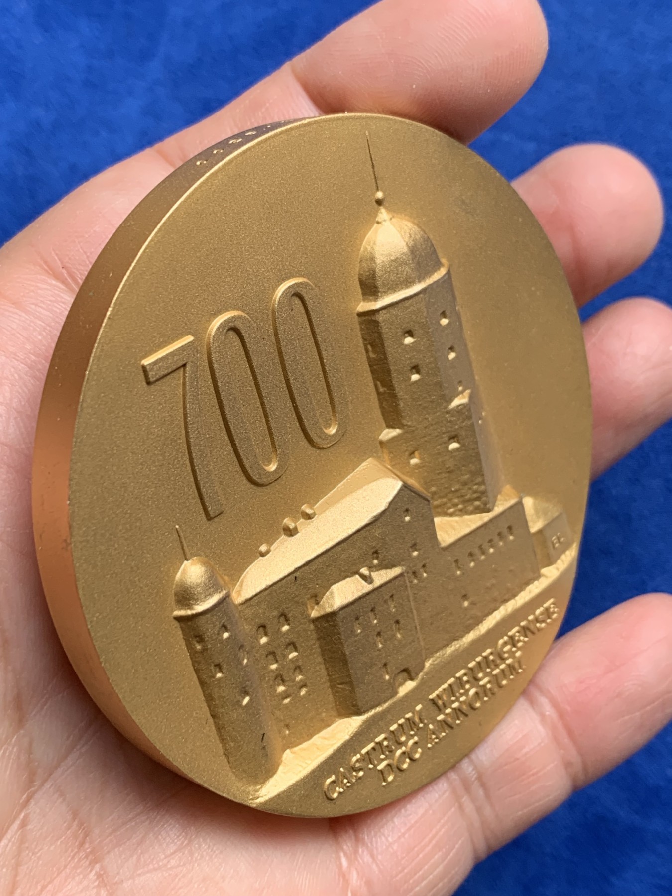 《竞宝斋》第244场-周日，周一 新年开场 (全场包邮) 芬兰维堡700周年镀金大铜章 70.9mm 223g