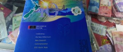 【世界钱币】精选微拍第94期暨2024年第五期 评级币裸钞场 2000年新西兰10元纪念钞(红字)双连体 全新绝品原装册