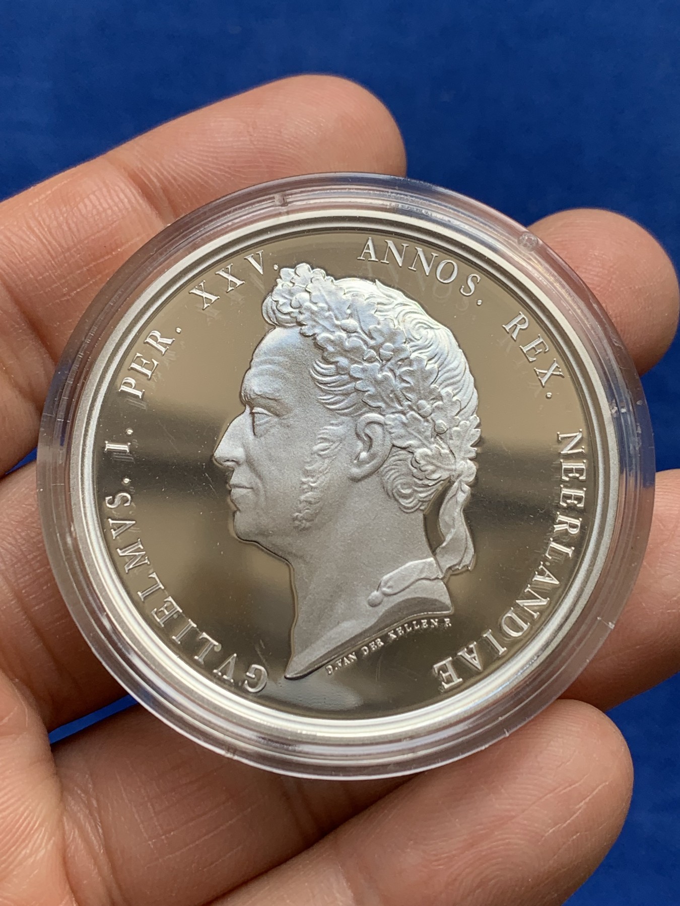 《竞宝斋》第244场-周日，周一 新年开场 (全场包邮) 荷兰现代铸造威廉1世登基25周年纪念（1813-1838）银章 高浮雕精制镜面磨砂 41.9克大银章 罕见原封完好状态 925银