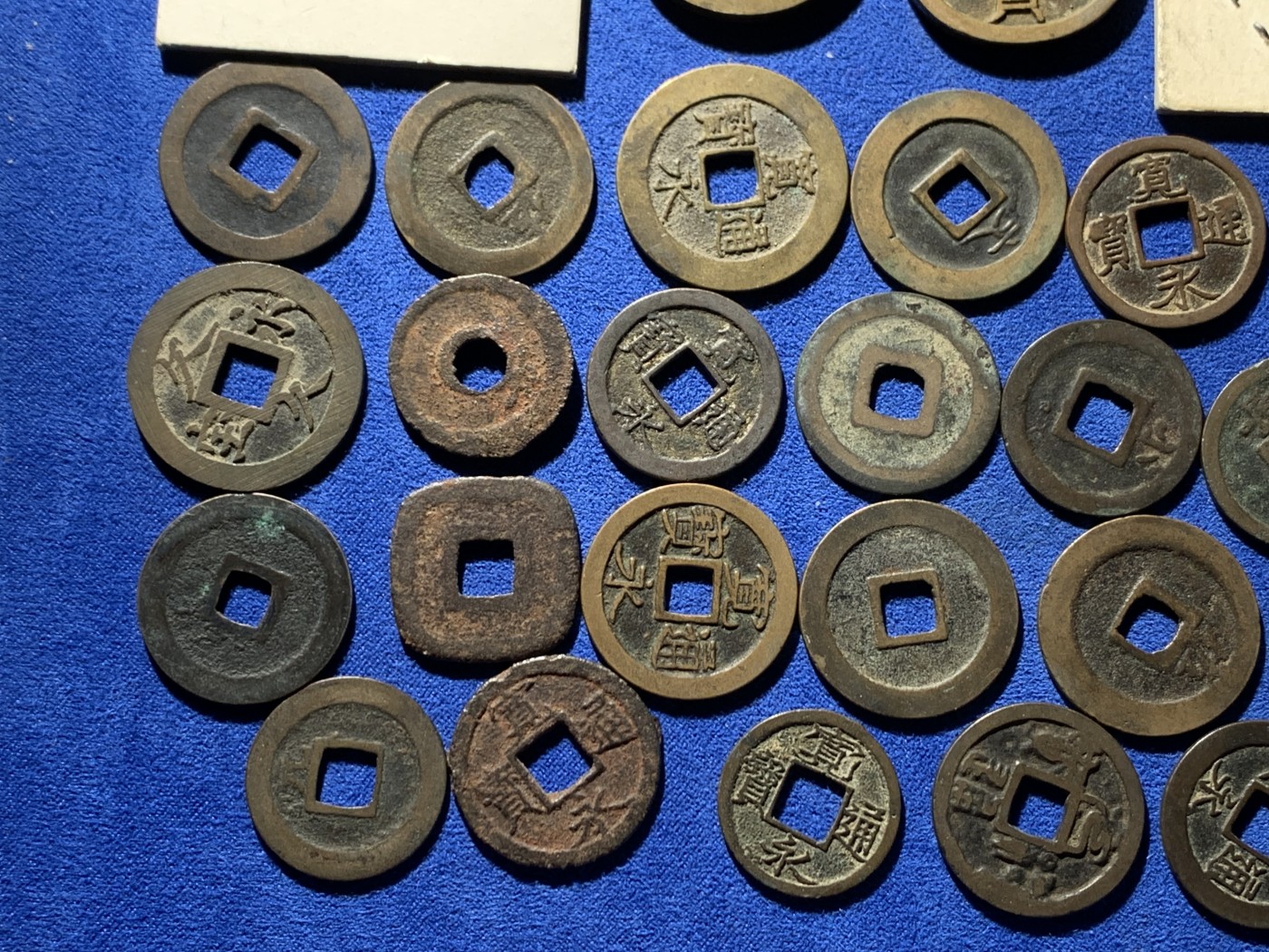 《竞宝斋》第244场-周日，周一 新年开场 (全场包邮) 27枚一组 日本铜钱好品，含宽永背字背大佐、小佐，小，足，元，长，仇。铁钱背千，光背。仙台通宝，箱馆通宝背安铁钱，天保通宝当百（其中一枚带铜光未流通），古宽永，二十一波纹，十一波纹，文久永宝，有2枚鎏金！日本元丰通宝，元佑叶手