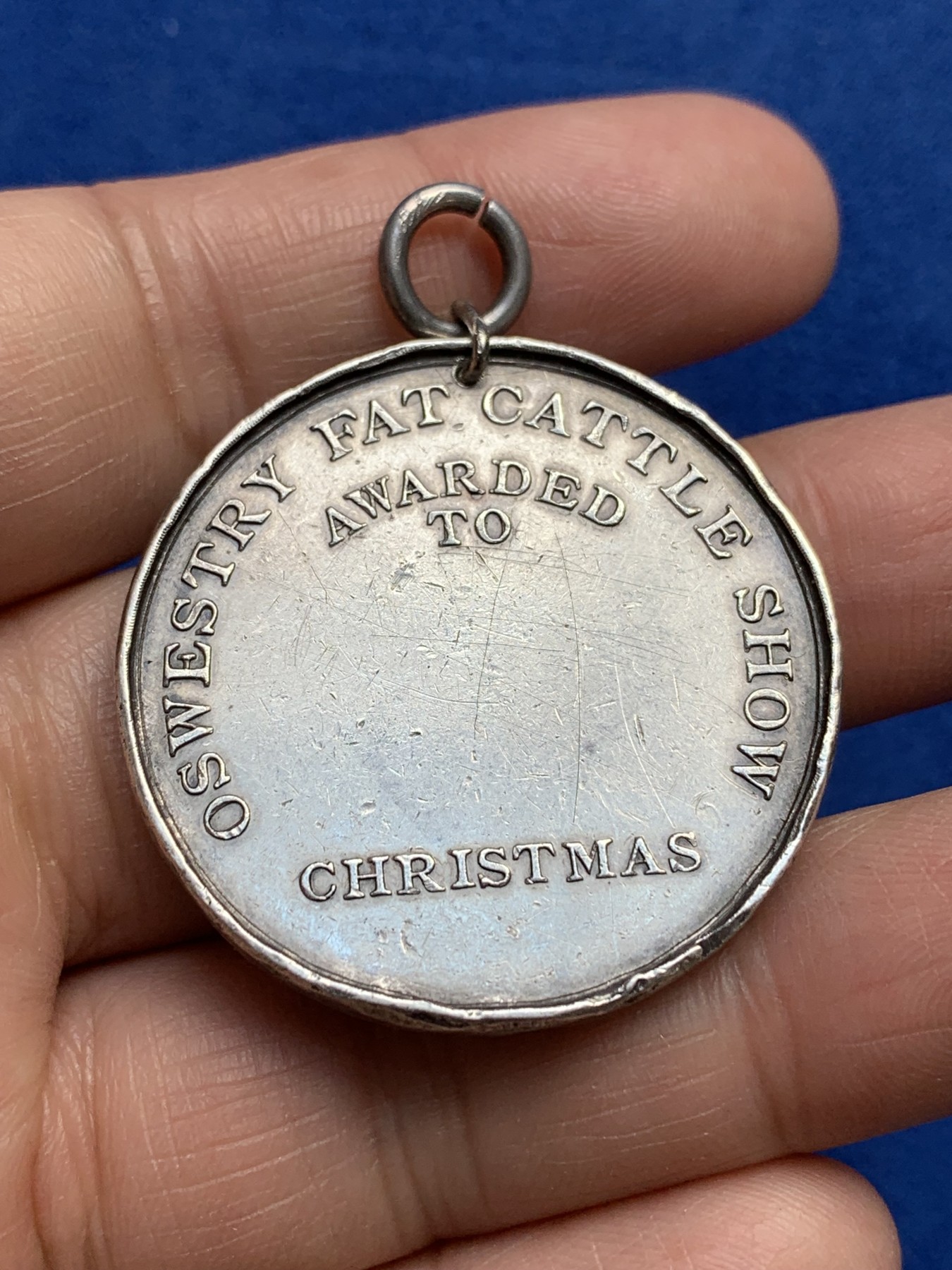 《竞宝斋》第244场-周日，周一 新年开场 (全场包邮) 英国OSWESTRY奥斯威瑞圣诞肥牛展银章 畜牧展会奖章 未刻名 欧洲小镇田园农场风光 38.2mm 25.33g