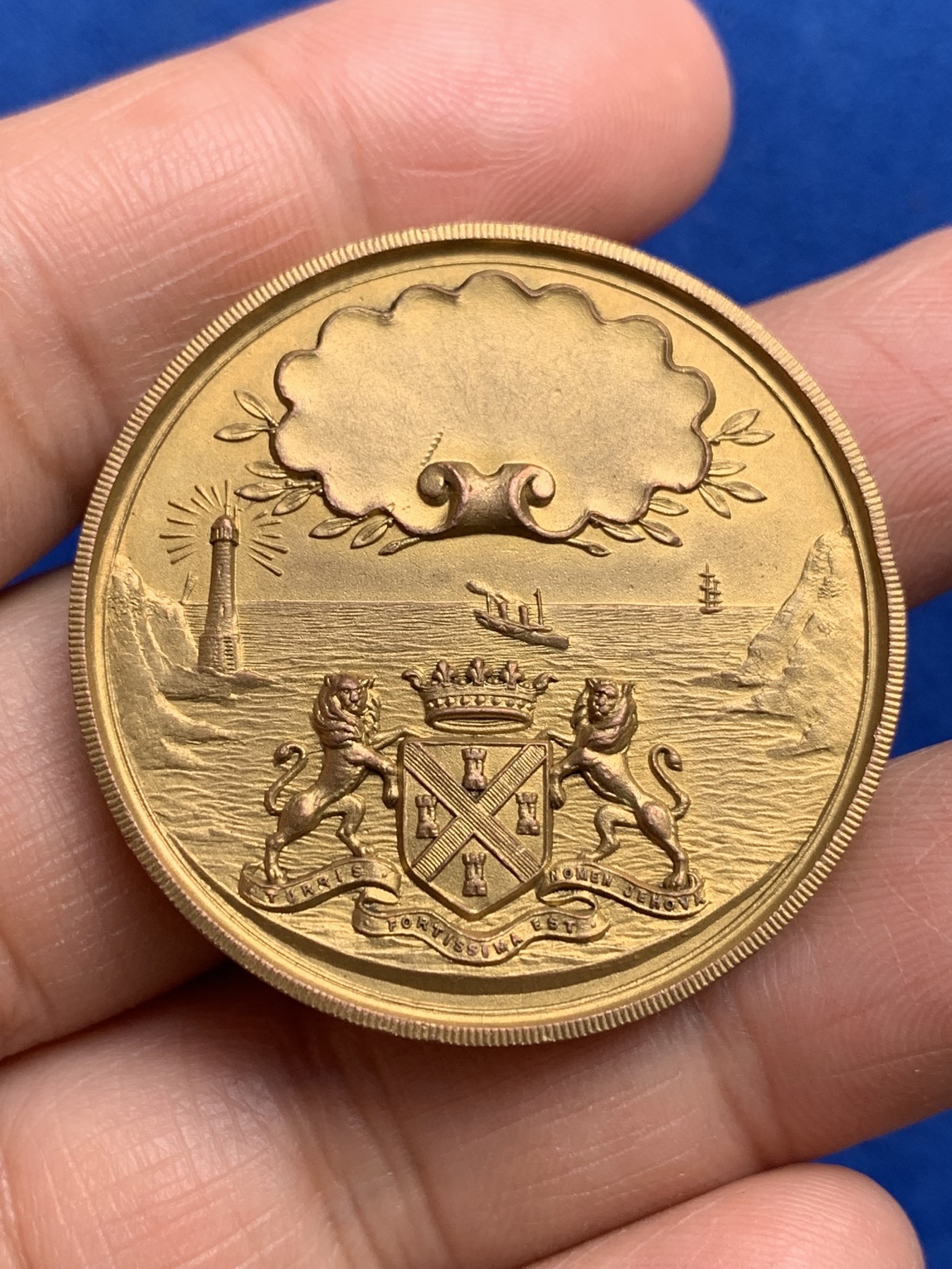 《竞宝斋》第244场-周日，周一 新年开场 (全场包邮) 1906年英国普利茅斯制造业博览会铜章 天使、海船、灯塔等细节丰富清晰 高点俱在 25.3g 38.5mm