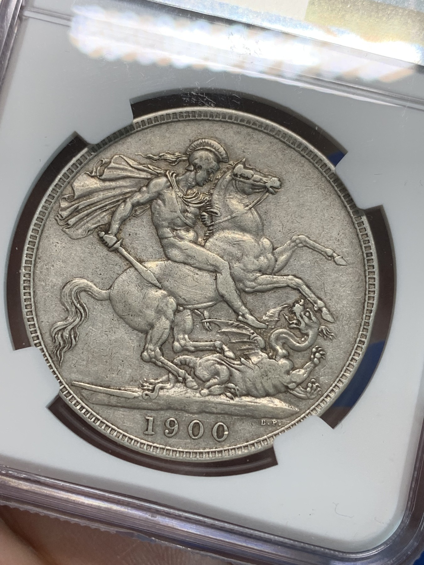 《竞宝斋》第244场-周日，周一 新年开场 (全场包邮) NGC AU53 英国1900年维多利亚披纱⻢剑1克朗大银币