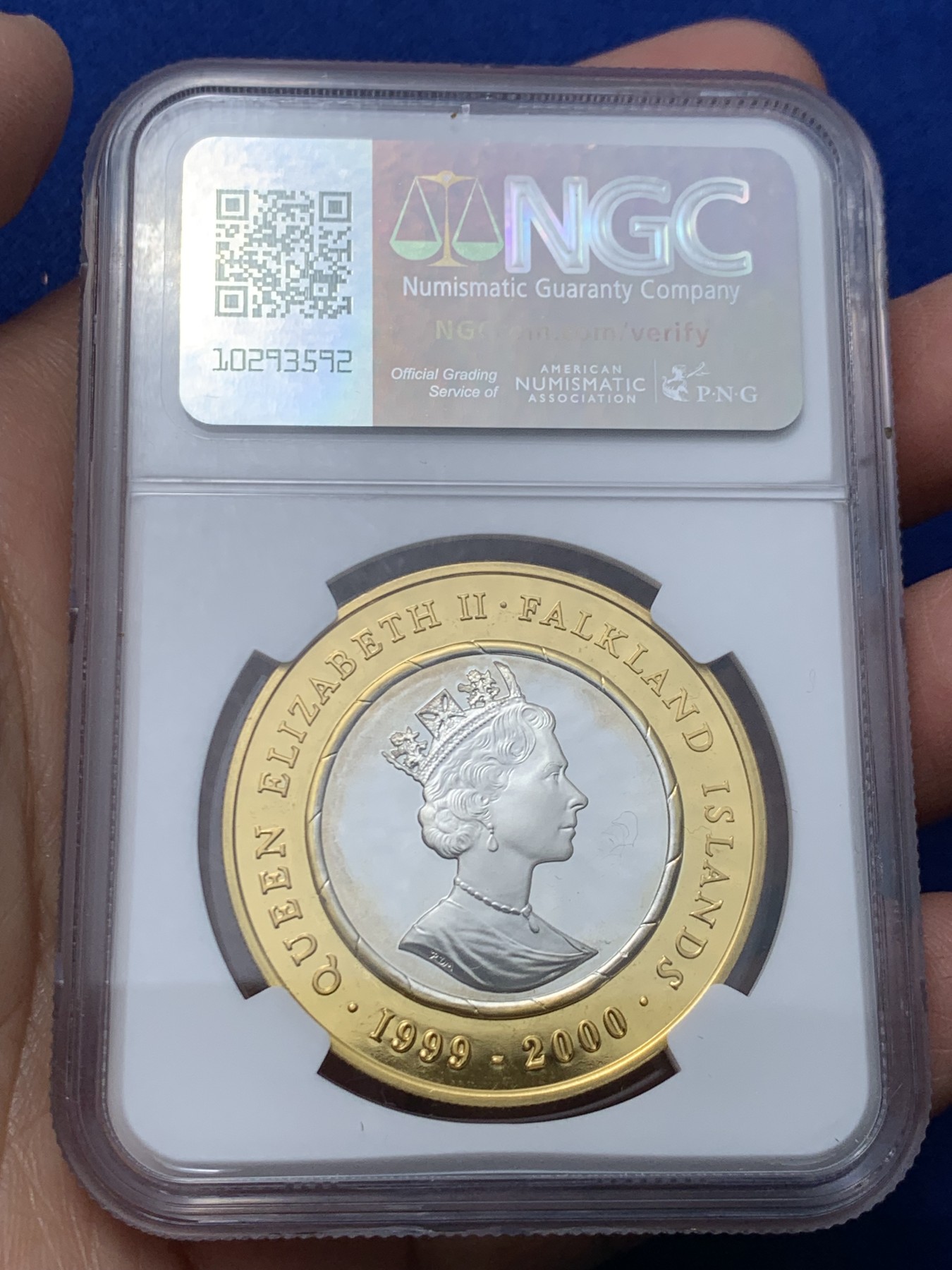 《竞宝斋》第244场-周日，周一 新年开场 (全场包邮) NGC PF69UC 英属福克兰群岛【马尔维纳斯群岛】千禧年精制双色镀金银币，外圈是福克兰特有动物集合，中间为马岛地图美不胜收