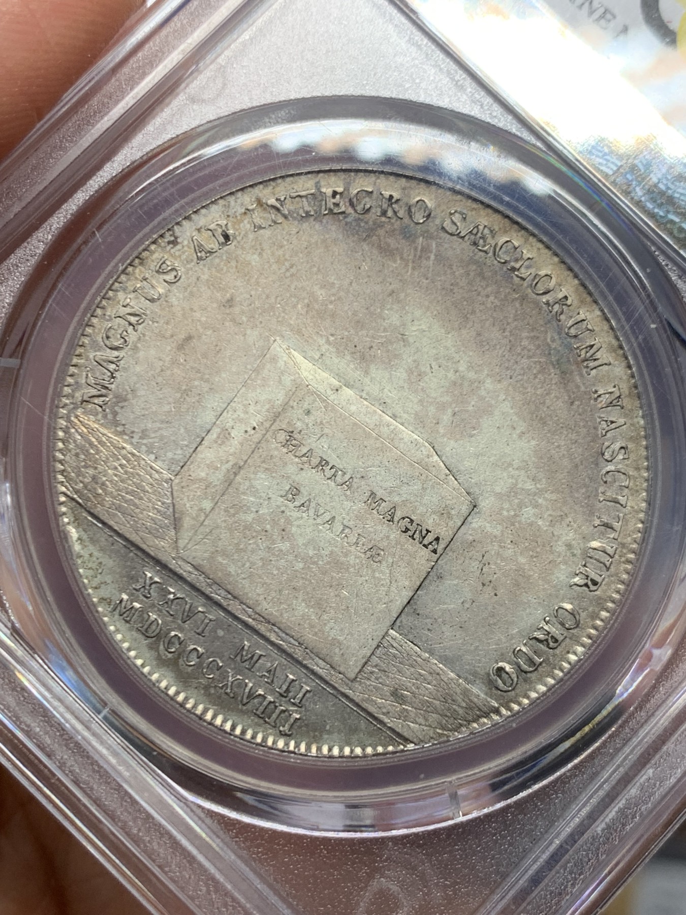 《竞宝斋》第244场-周日，周一 新年开场 (全场包邮) PCGS AU 德国 1818 巴伐利亚王国宪法泰勒大银币 花冠无磨损 背面中央立方石代表巴伐利亚大宪章，上部铭文为：伟大的时代新秩序即将诞生 常见为VF品