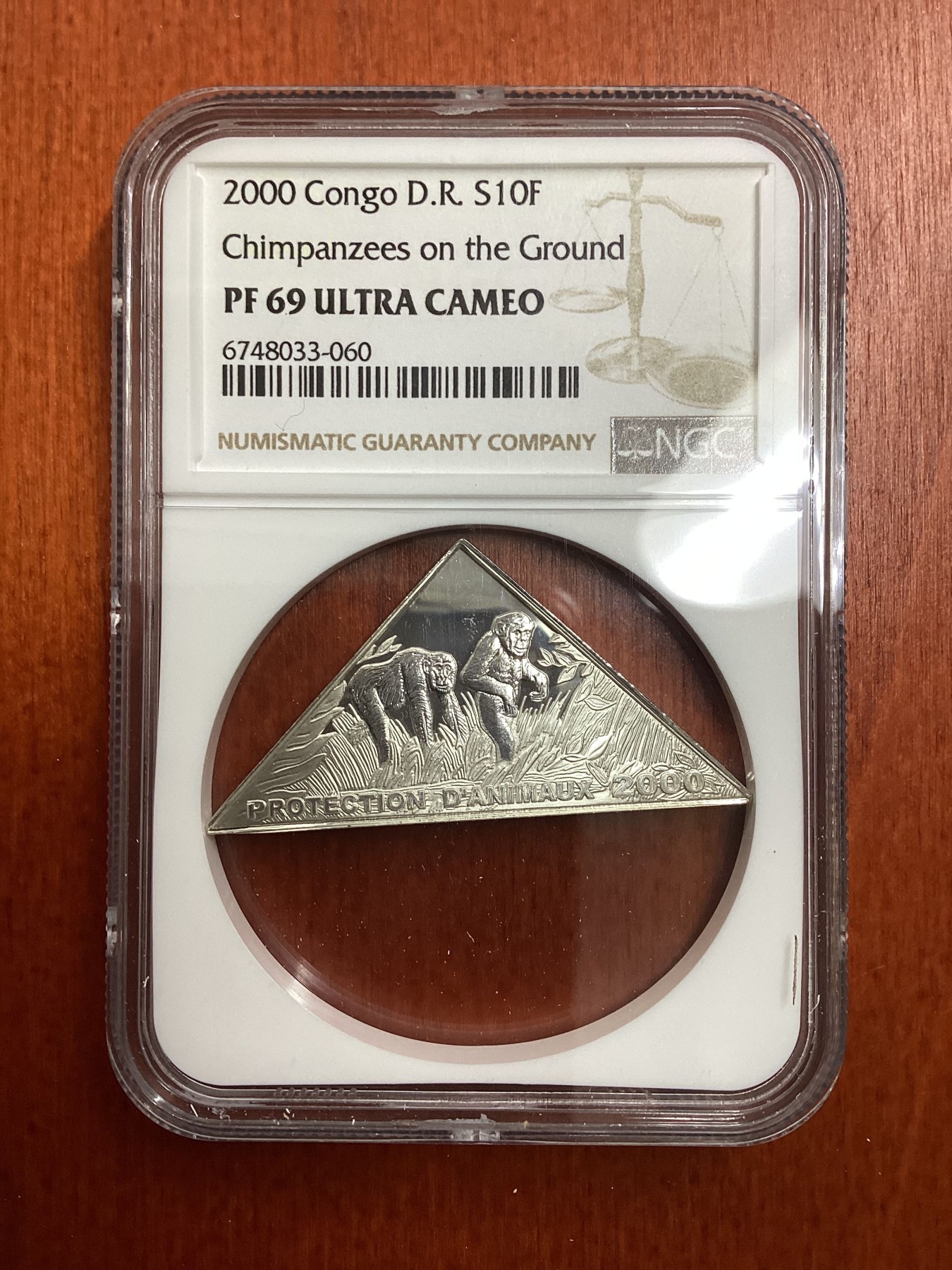 长老汇龙年精选第二场 2000 刚果动物保护系列地面上的大猩猩10法郎精制三角形银币，NGC PF69UC，唯一冠军分