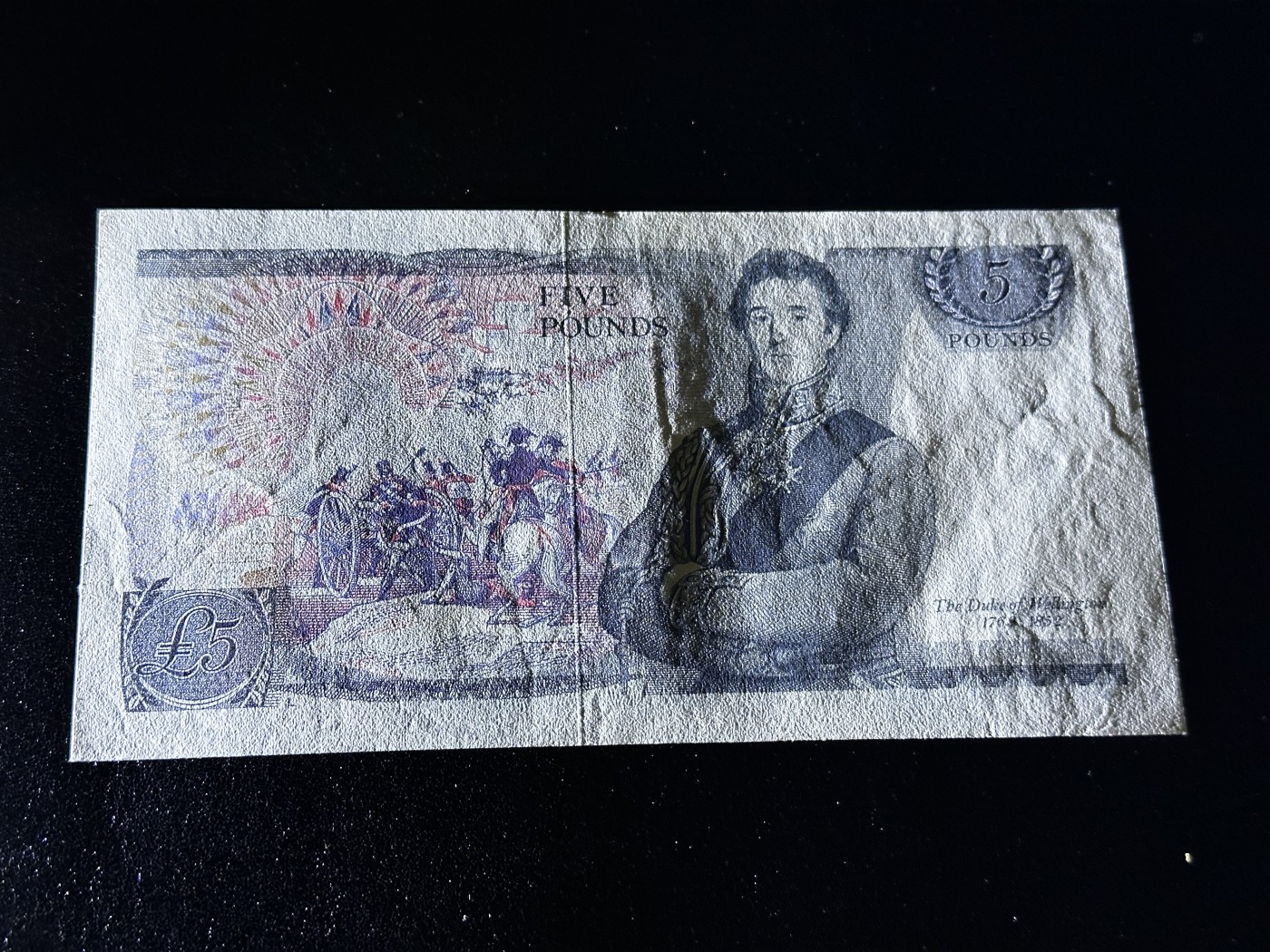 《外钞收藏家》第三百四十五期 英国D序列5镑 UNC- 轻微潮