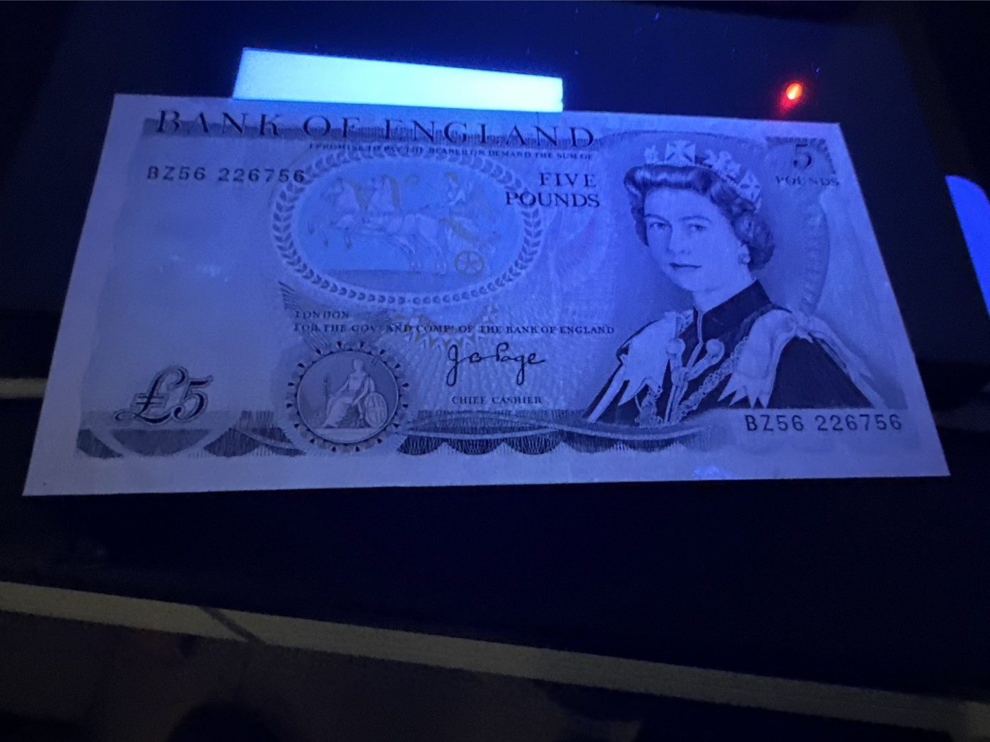 《外钞收藏家》第三百四十五期 英国D序列5镑 UNC- 轻微潮