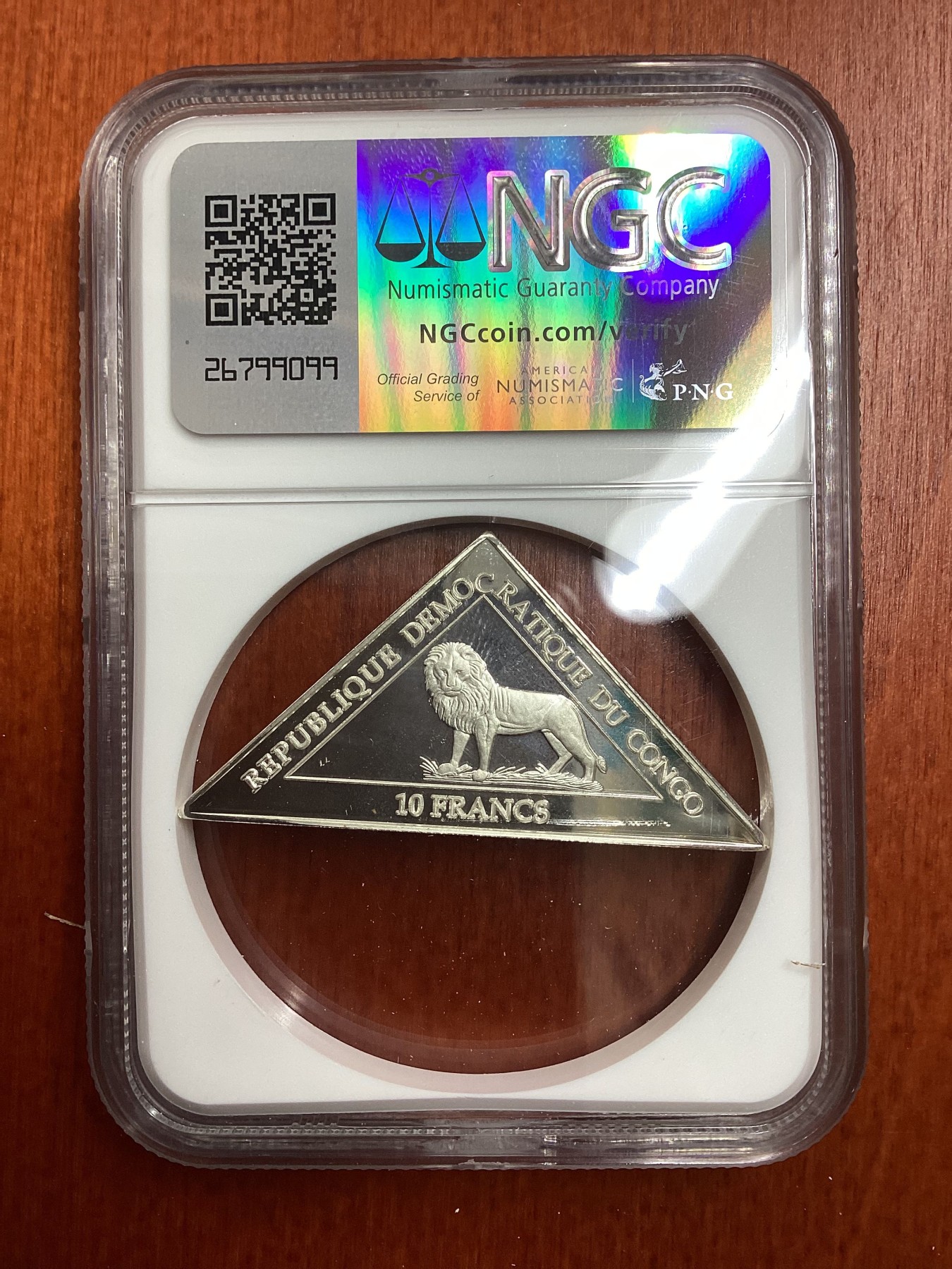 长老汇龙年精选第二场 2000 刚果动物保护系列地面上的大猩猩10法郎精制三角形银币，NGC PF69UC，唯一冠军分