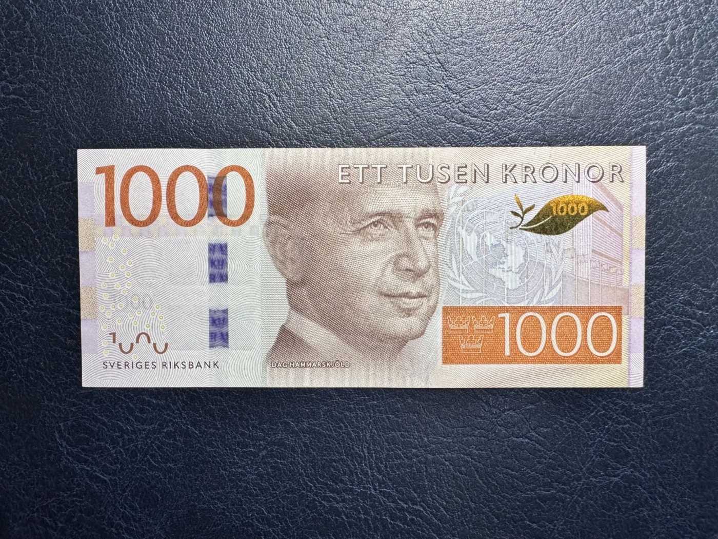 收藏联盟Quantum Auction 第328期拍卖  瑞典2015年1000克朗 品相UNC 上边缘有拖墨 瑞典前外长 第二任联合国秘书长达格·哈马舍尔德