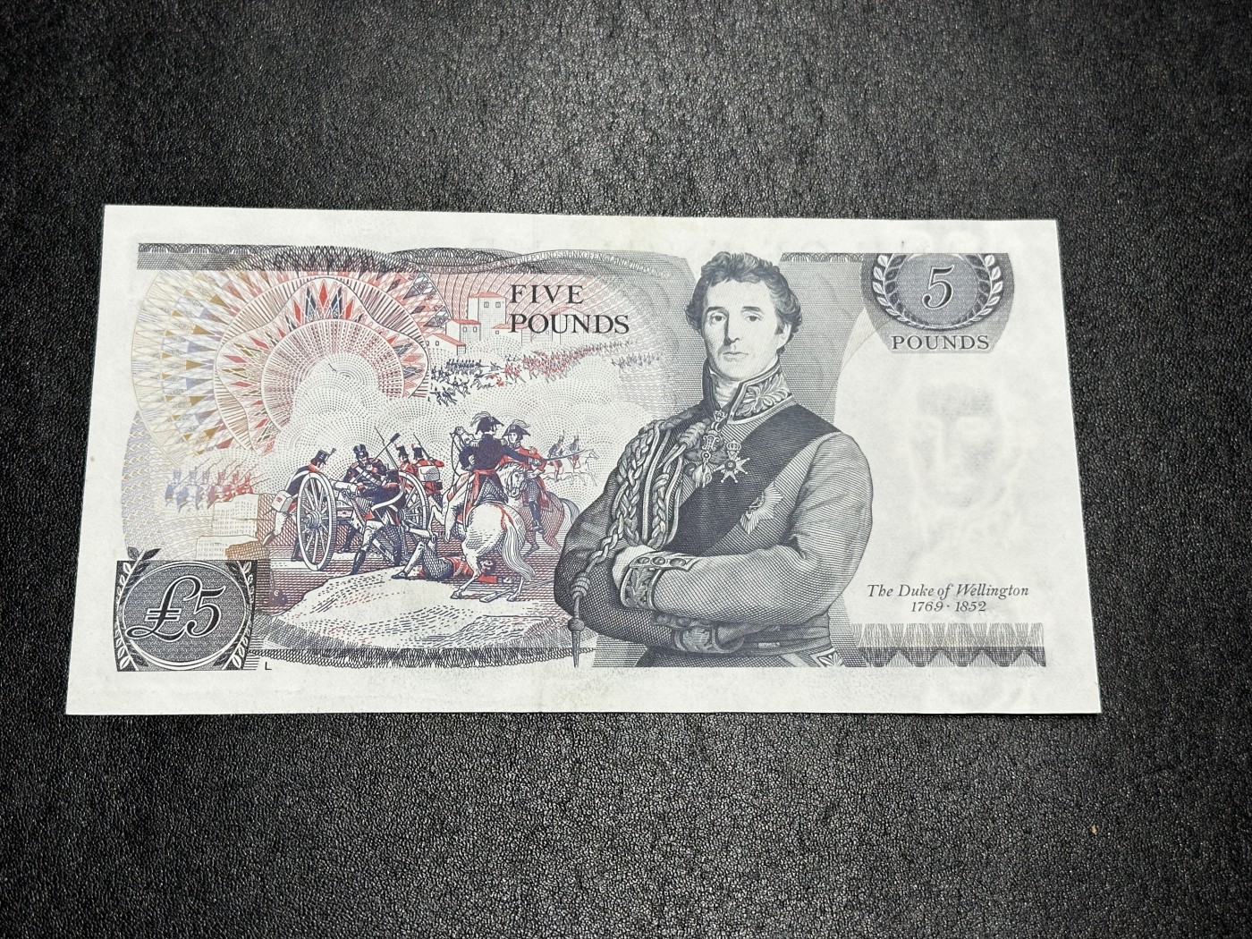 《外钞收藏家》第三百四十五期 英国D序列5镑 UNC- 轻微潮