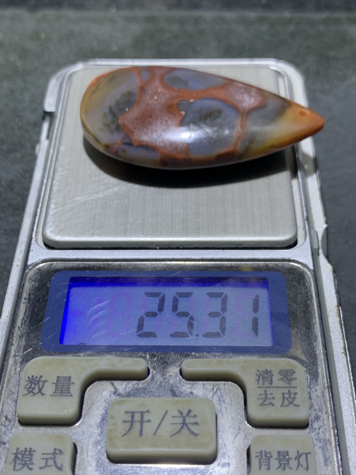 精美战国红玛瑙冰飘水滴形吊坠一个，
