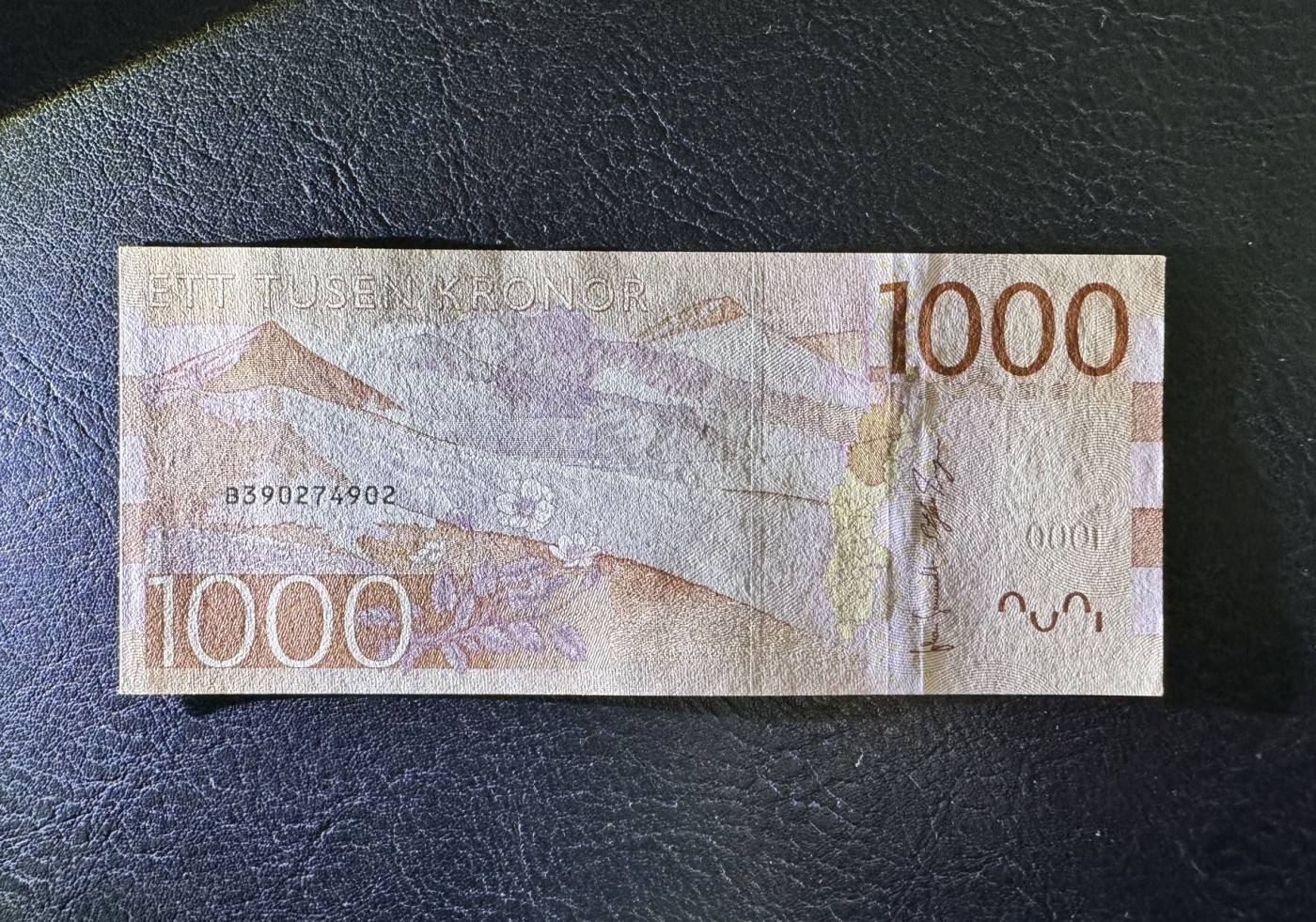 收藏联盟Quantum Auction 第328期拍卖  瑞典2015年1000克朗 品相UNC 上边缘有拖墨 瑞典前外长 第二任联合国秘书长达格·哈马舍尔德