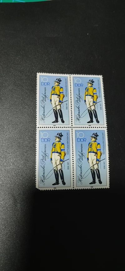 德国邮票四方连 - 德国邮票四方连，1986年发行，东德历史邮政制服，品相如图