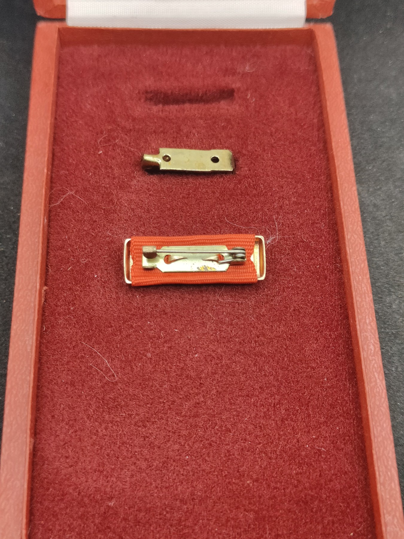 全场0元起拍 第137期 咸鱼国勋章拍卖专场 3月10日（周日）下午6：00开始 东德三级劳动旗帜勋章 盒+略