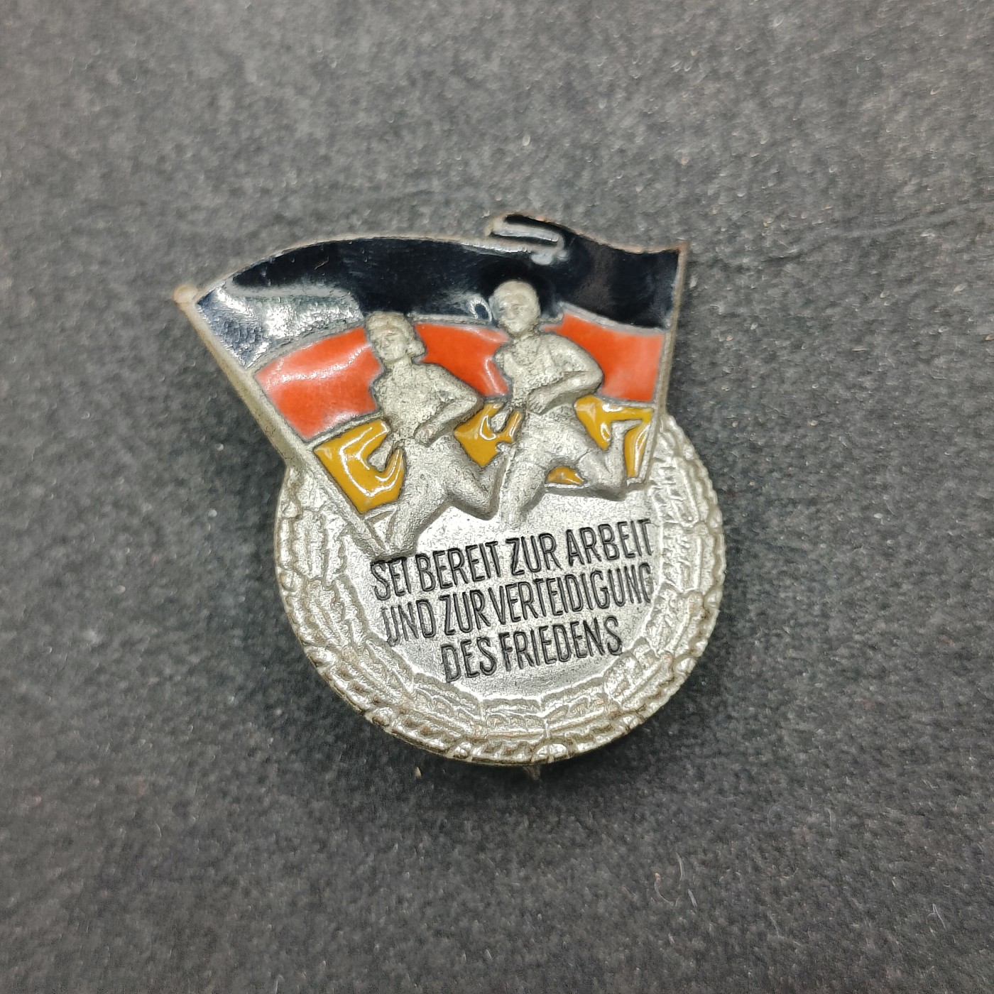 全场0元起拍 第137期 咸鱼国勋章拍卖专场 3月10日（周日）下午6：00开始 东德早期第一版体能章 珐琅证章