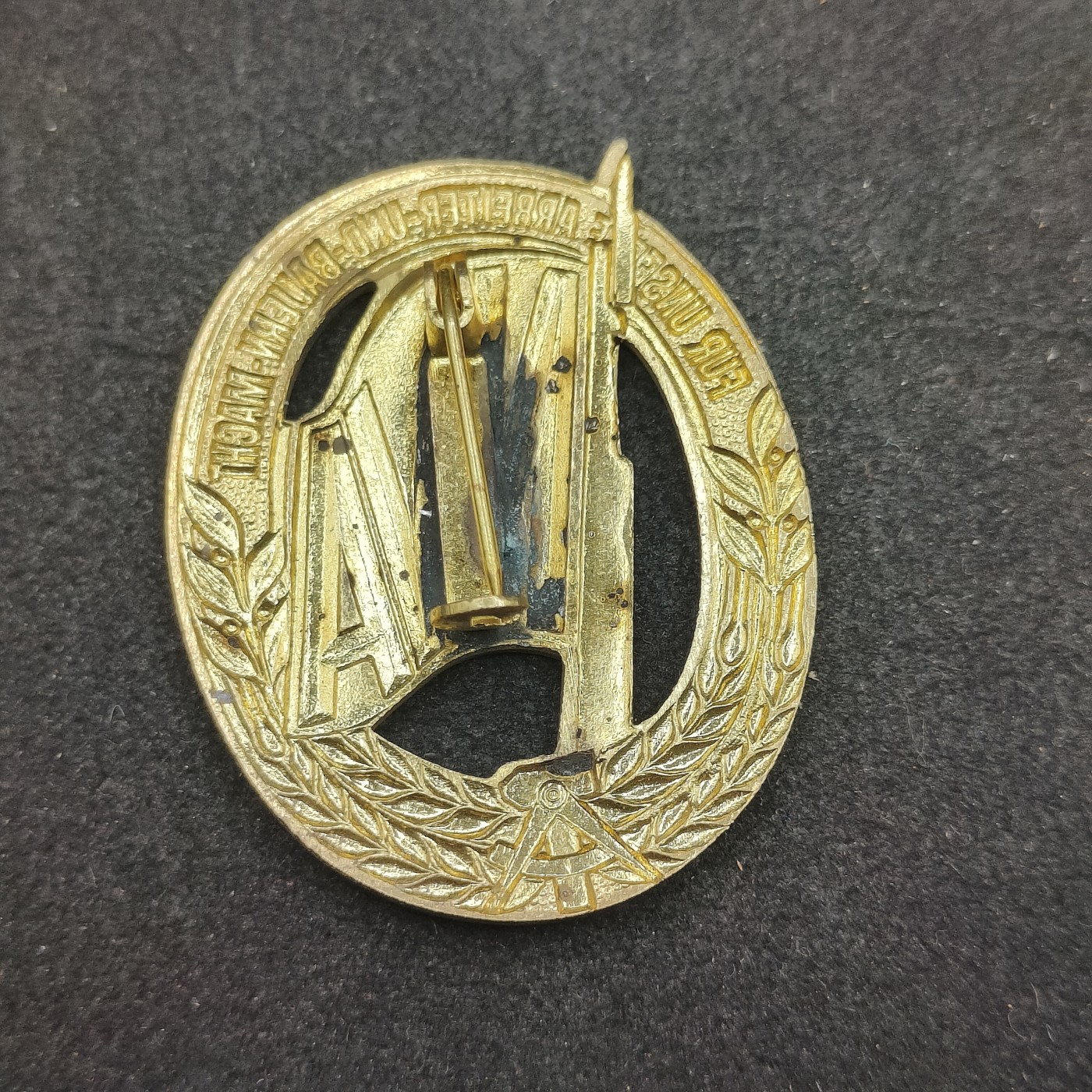 全场0元起拍 第137期 咸鱼国勋章拍卖专场 3月10日（周日）下午6：00开始 东德人民军体能章