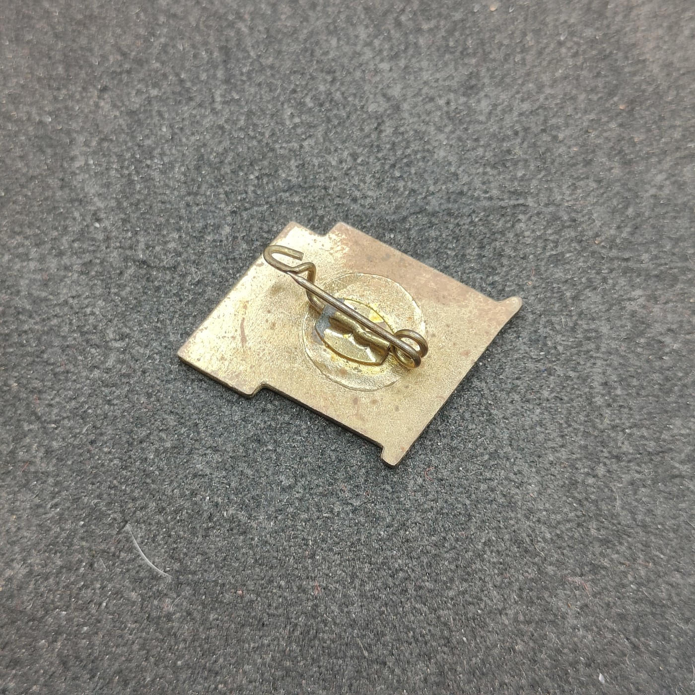 全场0元起拍 第137期 咸鱼国勋章拍卖专场 3月10日（周日）下午6：00开始 东德恩斯特台尔曼先锋队队徽