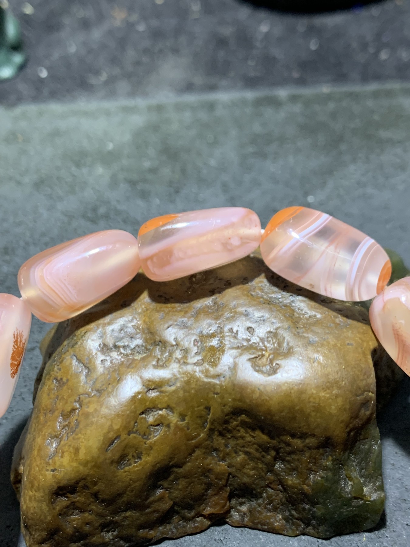 川料南红玛瑙荔枝冻飘红石榴籽形单圈手串一条，