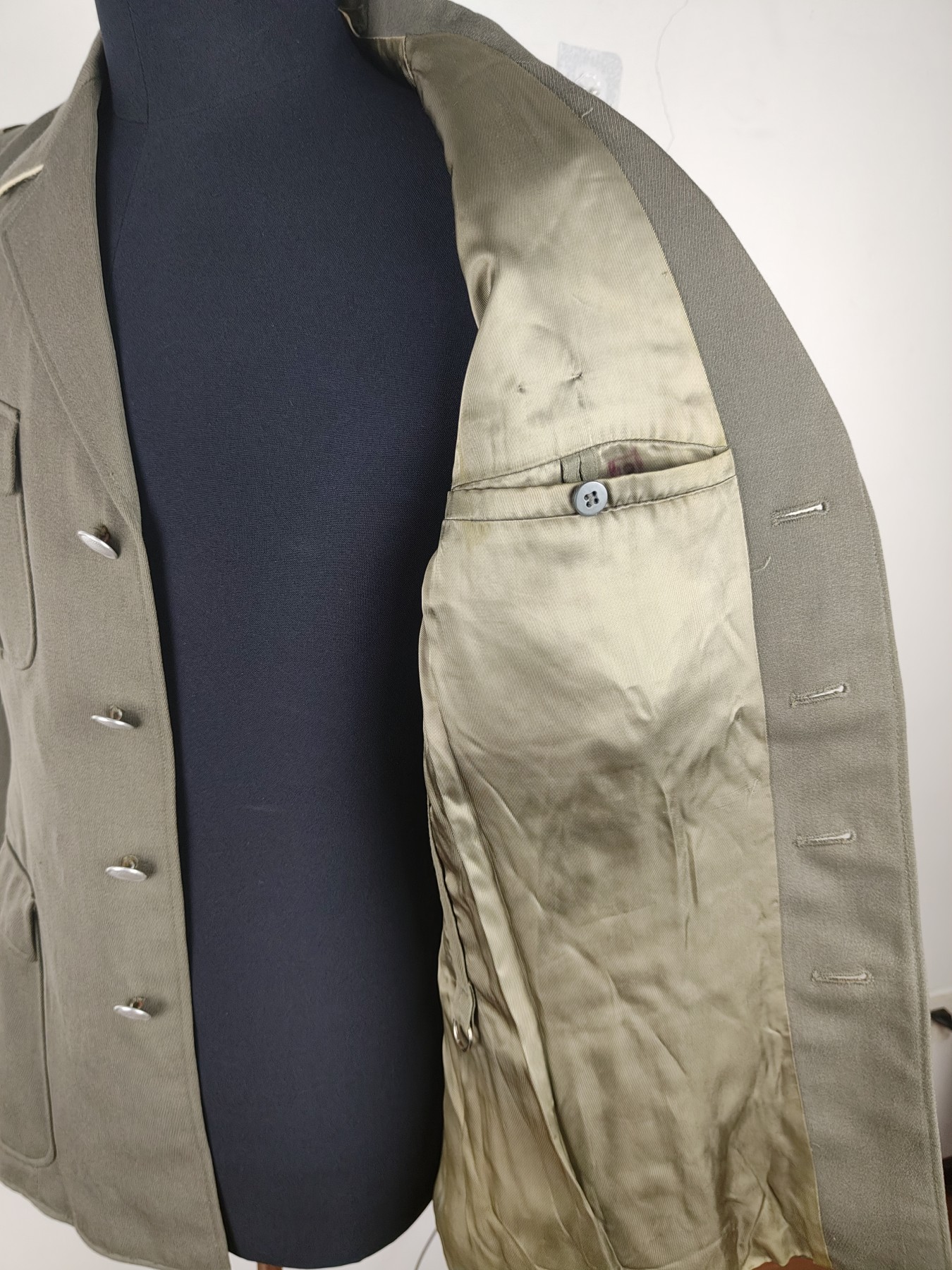 全场0元起拍 第137期 咸鱼国勋章拍卖专场 3月10日（周日）下午6：00开始 东德人民军陆军军官常服上衣 sg48尺码 胸围106 肩宽46 衣长77 袖长65