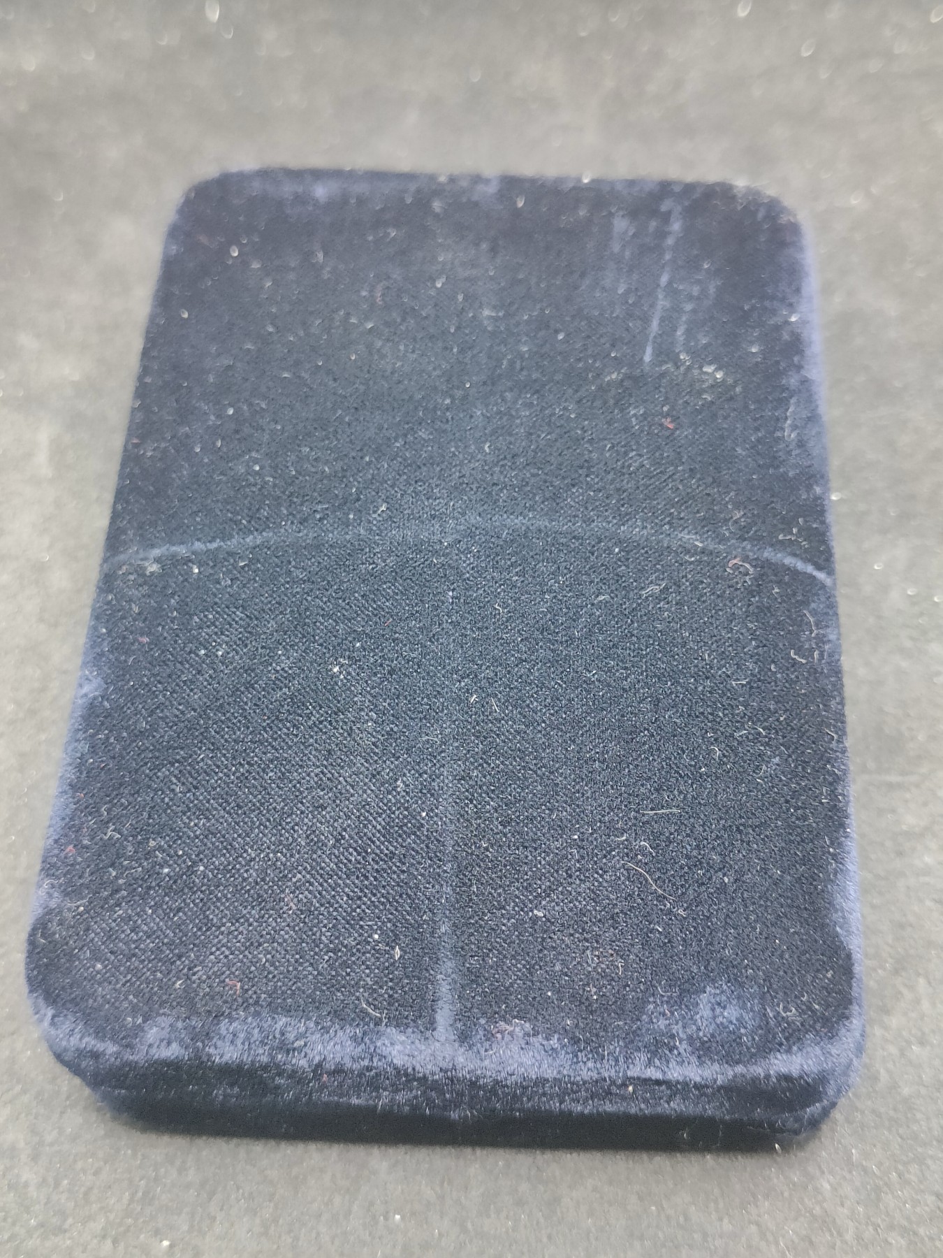 全场0元起拍 第137期 咸鱼国勋章拍卖专场 3月10日（周日）下午6：00开始 朝总联版烫金国徽盒 朝鲜功劳奖章带略