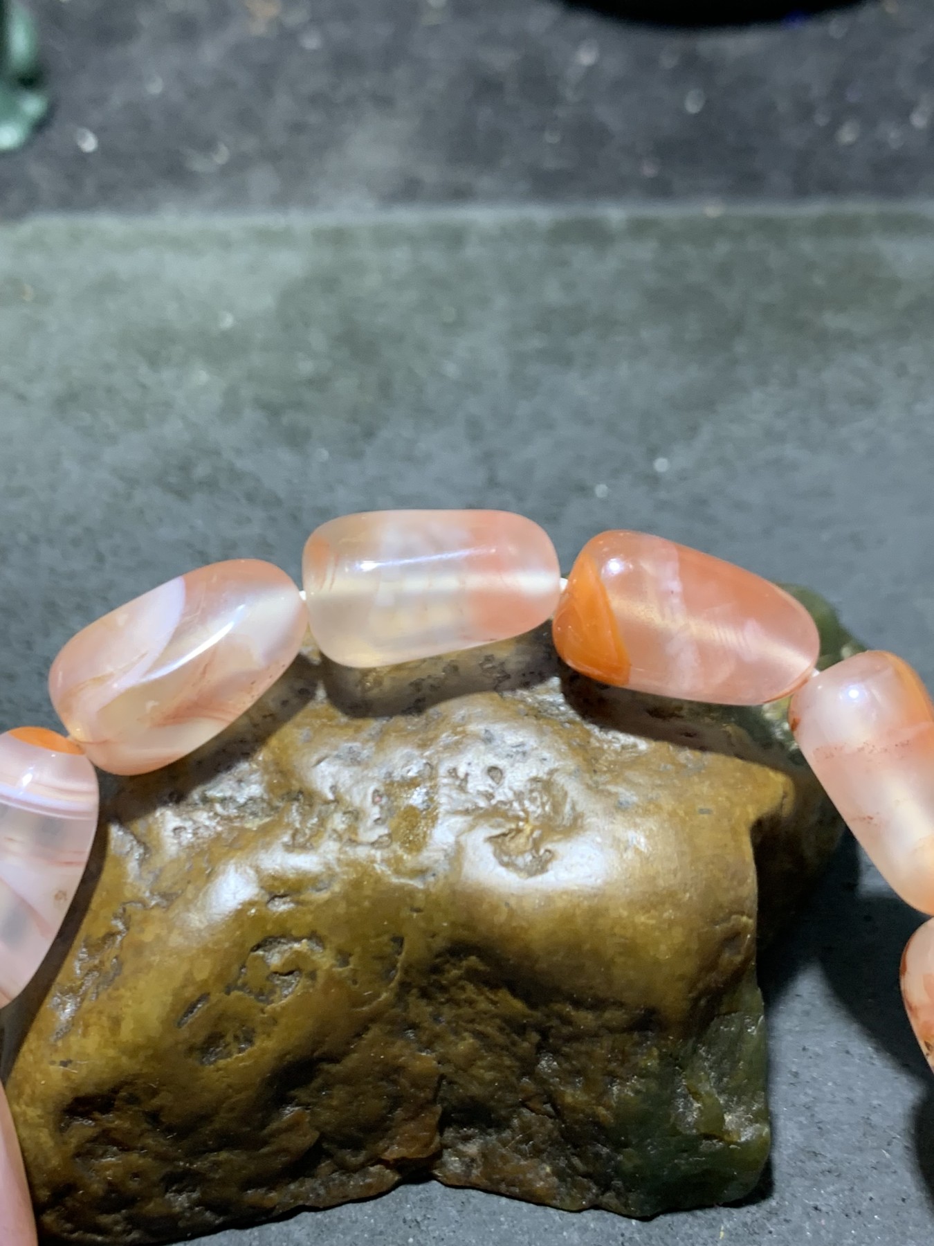 川料南红玛瑙荔枝冻飘红石榴籽形单圈手串一条，