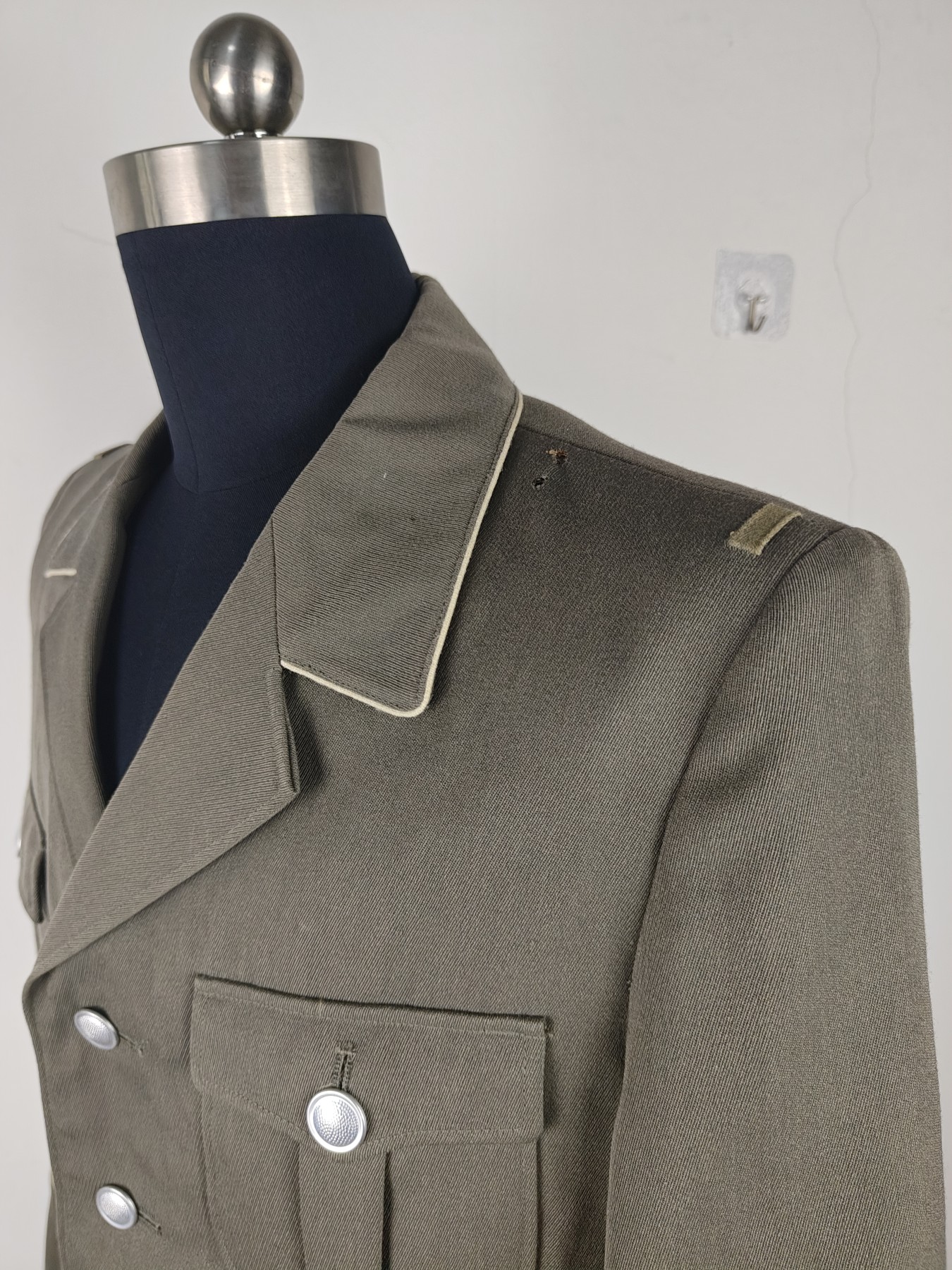 全场0元起拍 第137期 咸鱼国勋章拍卖专场 3月10日（周日）下午6：00开始 东德人民军陆军军官常服上衣 sg48尺码 胸围106 肩宽46 衣长77 袖长65