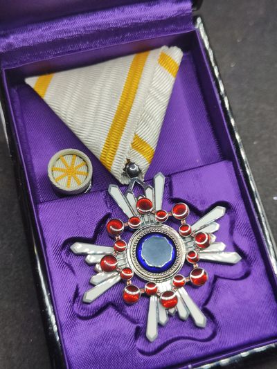 全场0元起拍 第137期 咸鱼国勋章拍卖专场 3月10日（周日）下午6：00开始 - 日本双钉版 五等瑞宝章银制带盒略