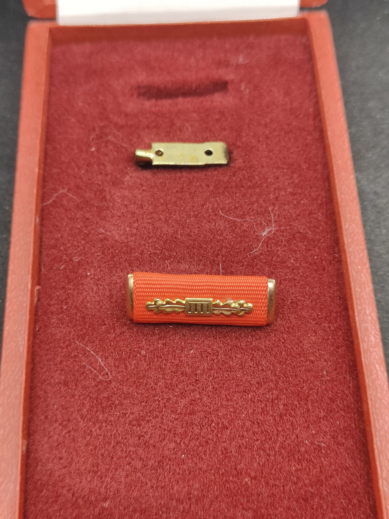 全场0元起拍 第137期 咸鱼国勋章拍卖专场 3月10日（周日）下午6：00开始 东德三级劳动旗帜勋章 盒+略