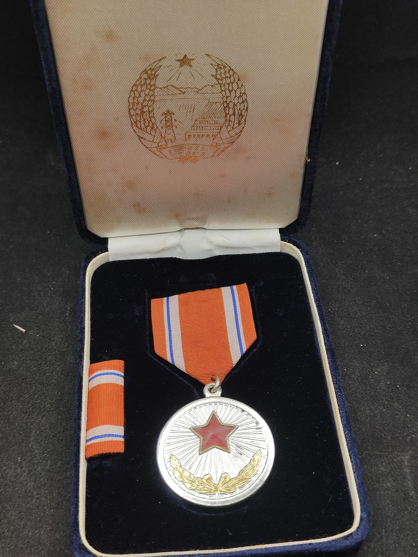 全场0元起拍 第137期 咸鱼国勋章拍卖专场 3月10日（周日）下午6：00开始 朝总联版烫金国徽盒 朝鲜功劳奖章带略