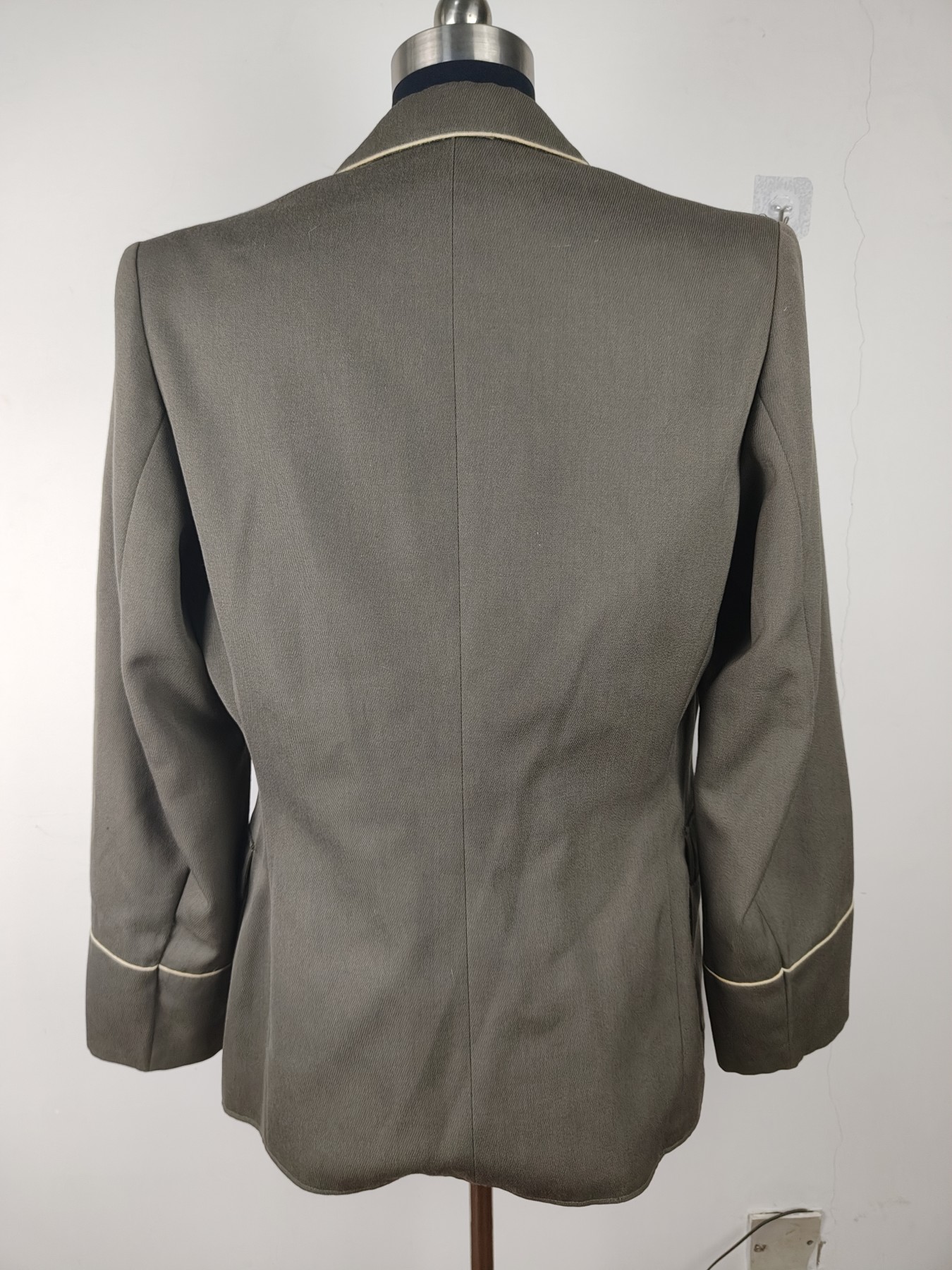 全场0元起拍 第137期 咸鱼国勋章拍卖专场 3月10日（周日）下午6：00开始 东德人民军陆军军官常服上衣 sg48尺码 胸围106 肩宽46 衣长77 袖长65