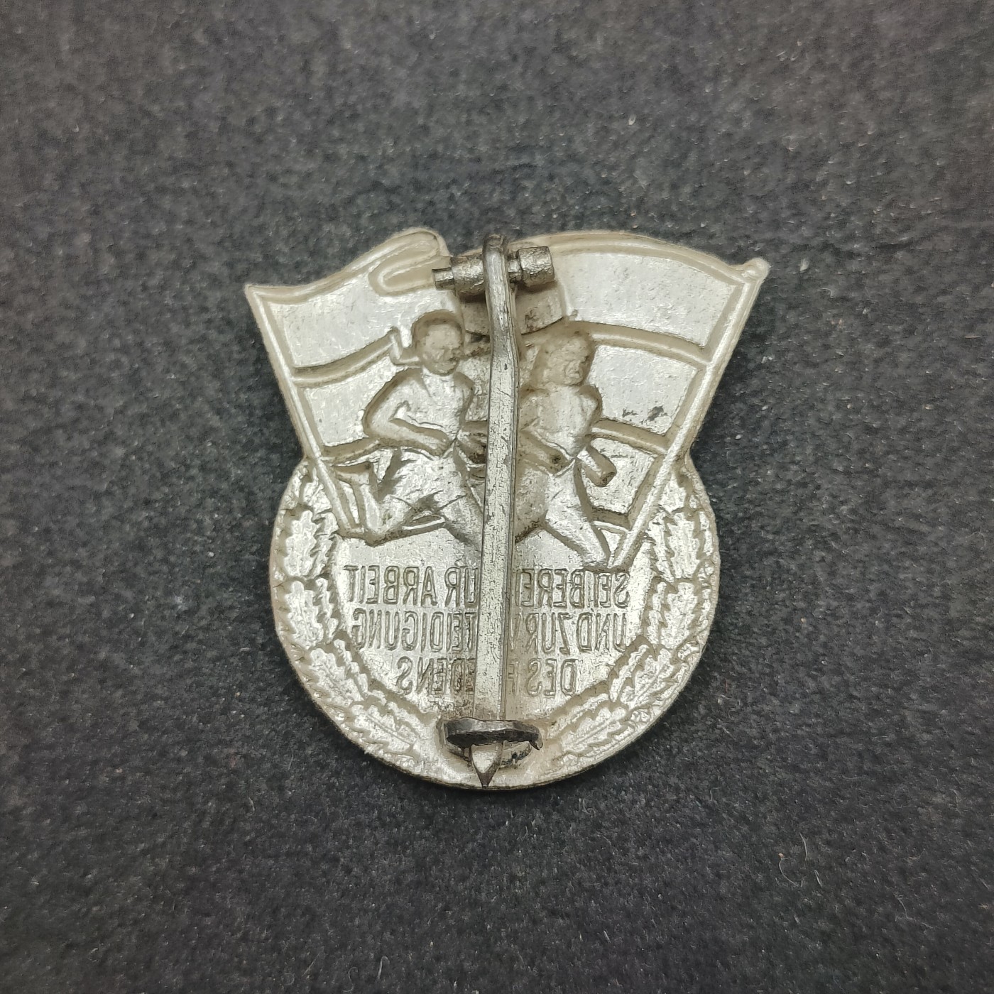 全场0元起拍 第137期 咸鱼国勋章拍卖专场 3月10日（周日）下午6：00开始 东德早期第一版体能章 珐琅证章