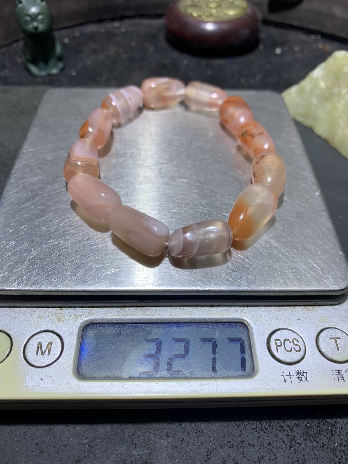 川料南红玛瑙荔枝冻飘红石榴籽形单圈手串一条，