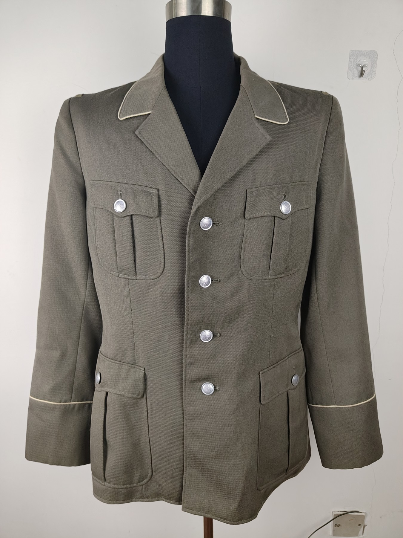 全场0元起拍 第137期 咸鱼国勋章拍卖专场 3月10日（周日）下午6：00开始 东德人民军陆军军官常服上衣 sg48尺码 胸围106 肩宽46 衣长77 袖长65