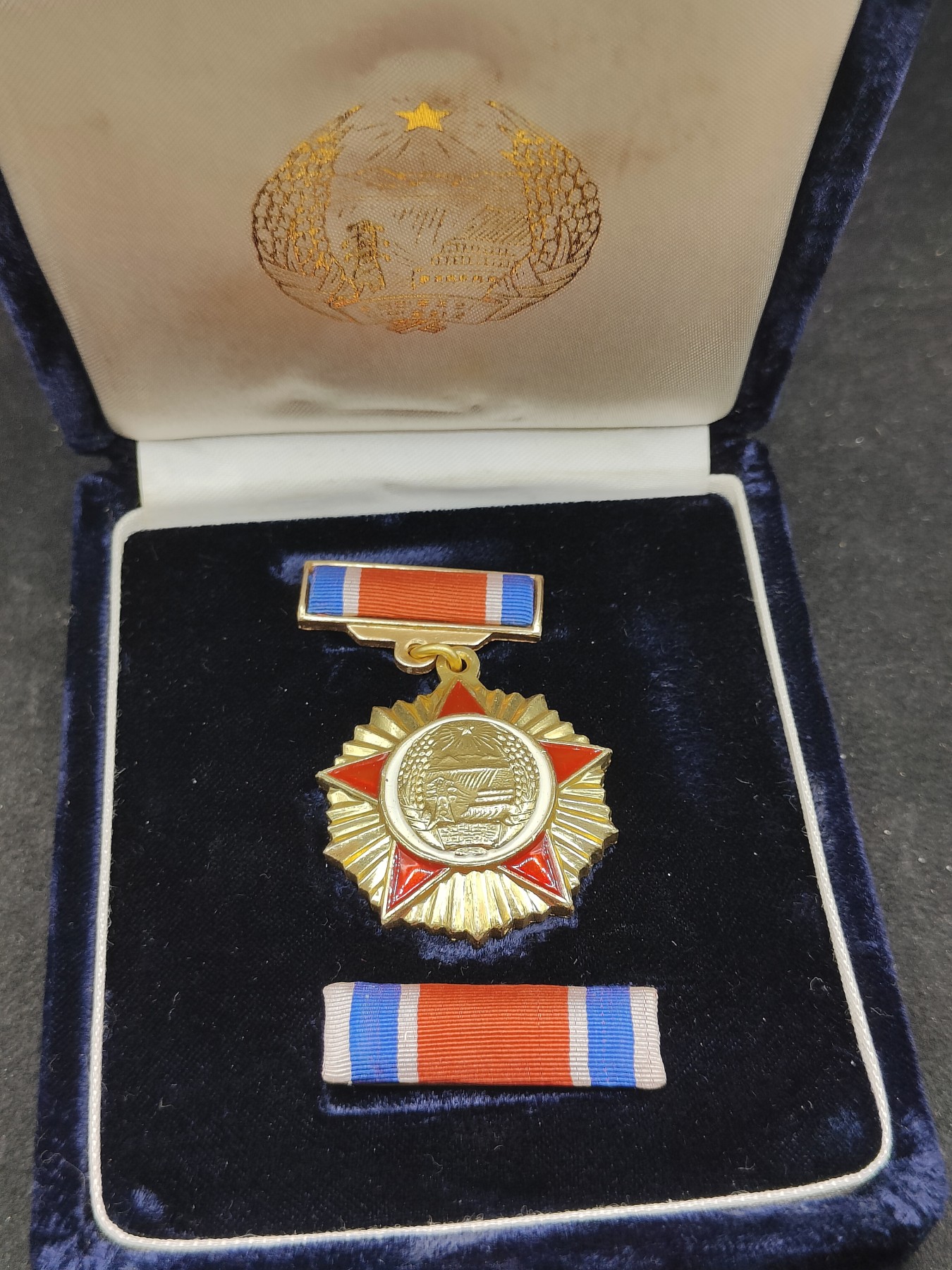 全场0元起拍 第137期 咸鱼国勋章拍卖专场 3月10日（周日）下午6：00开始 朝总联版烫金国徽盒 朝鲜建国纪念章带盒略