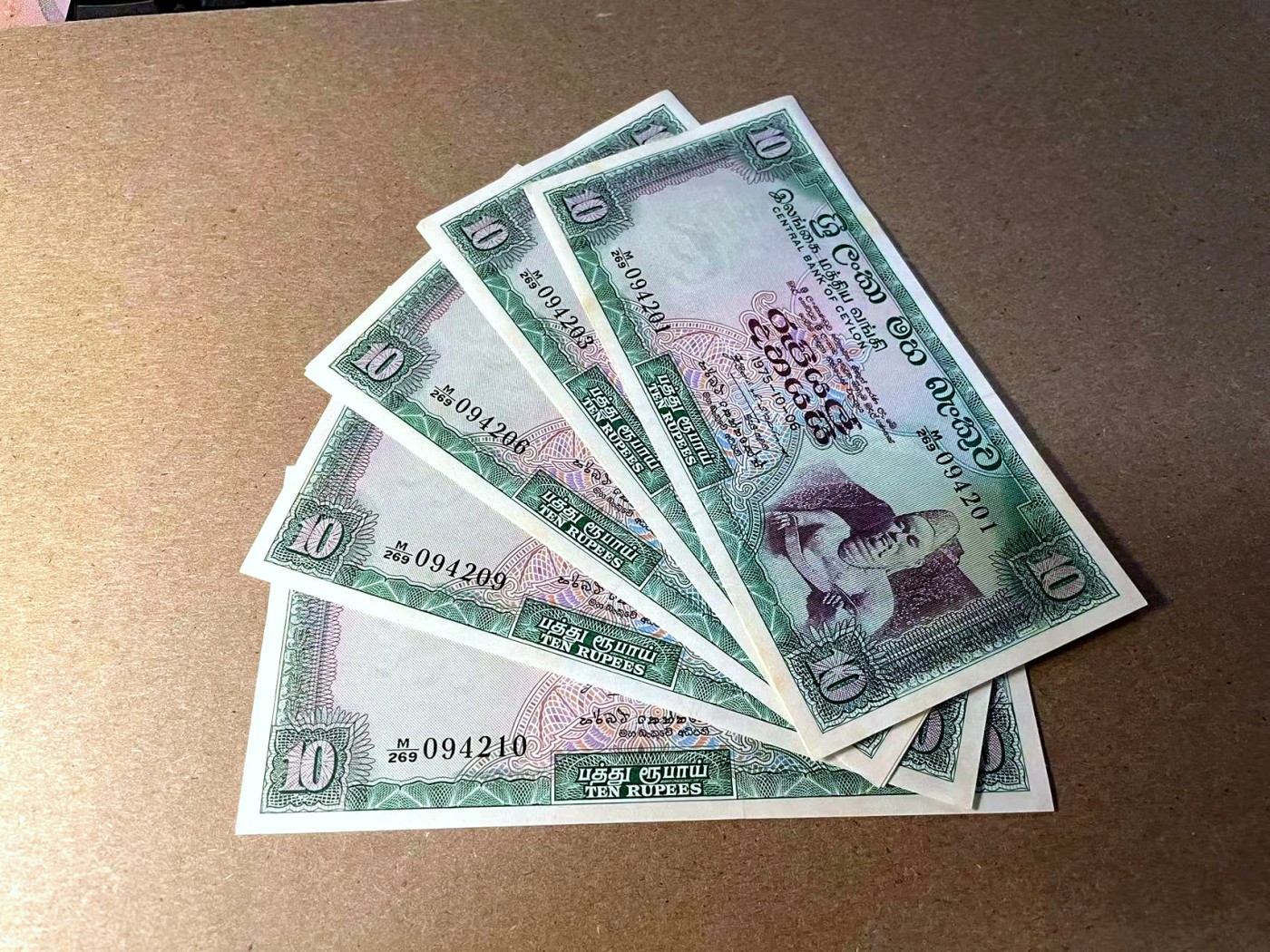 【Blue Auction】✨世界纸币精拍第442期【精】 【一组10张】锡兰 1975年10卢比 UNC- 