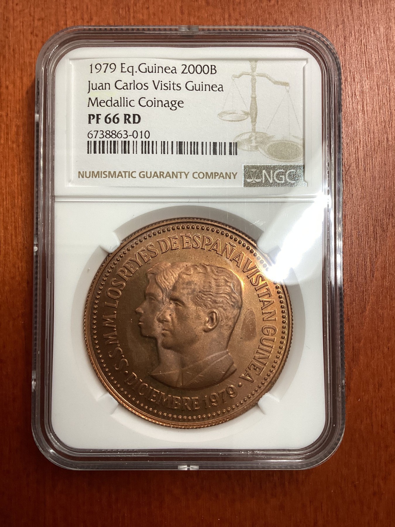 长老汇龙年精选第二场 1979 赤道几内亚西班牙卡洛斯一世和索菲亚王后访问2000B精制铜样币，NGC PF66RD，唯一冠军分