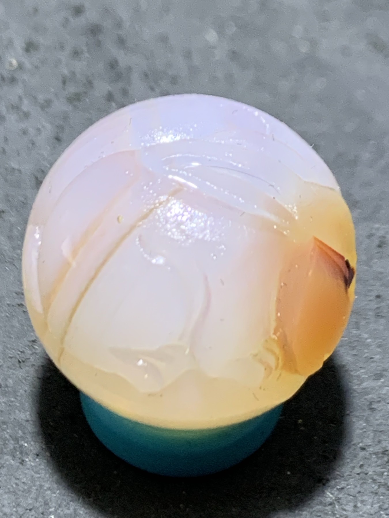 精美高玉化亚光冰粉海洋玉髓手工俏色巧雕玉兔（兔飞猛进）随形圆珠一个！